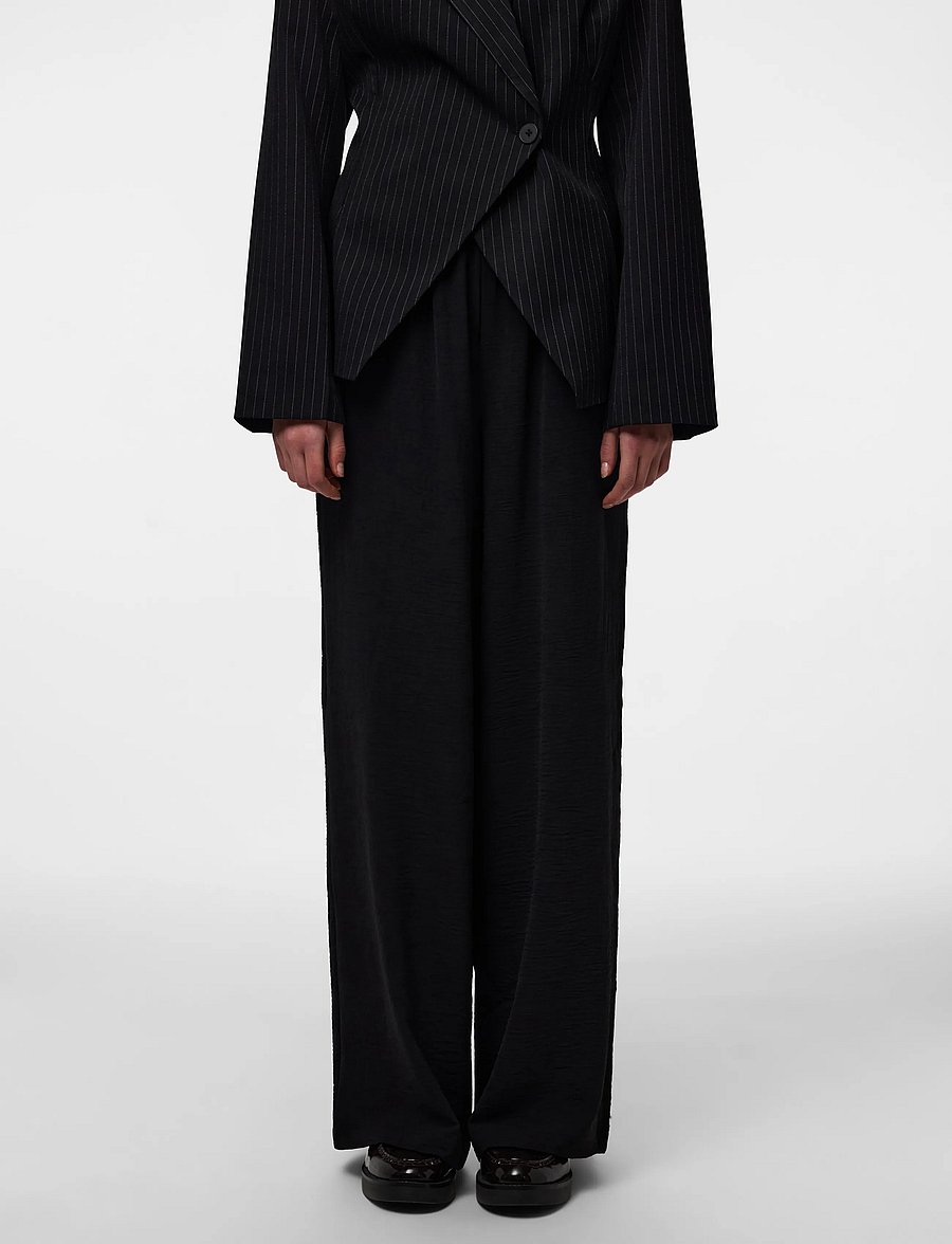 Pieces - PCTIFFANY HW WIDE PANTS WVN NOOS BC - bikses ar platām starām - black - 0