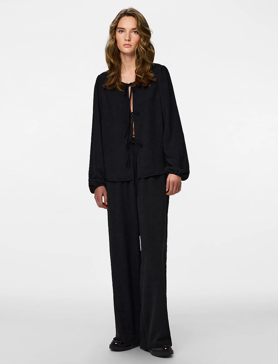 Pieces - PCTIFFANY HW WIDE PANTS WVN NOOS BC - bikses ar platām starām - black - 5