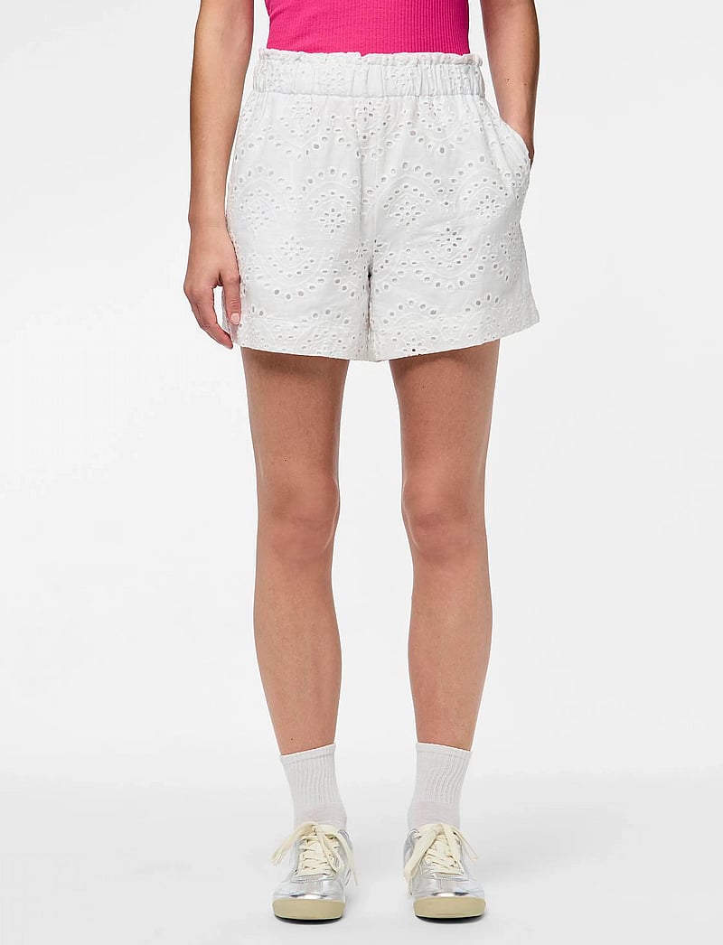 Pieces - PCVILDE MW SHORTS WVN NOOS - lühikesed vabaajapüksid - bright white - 0