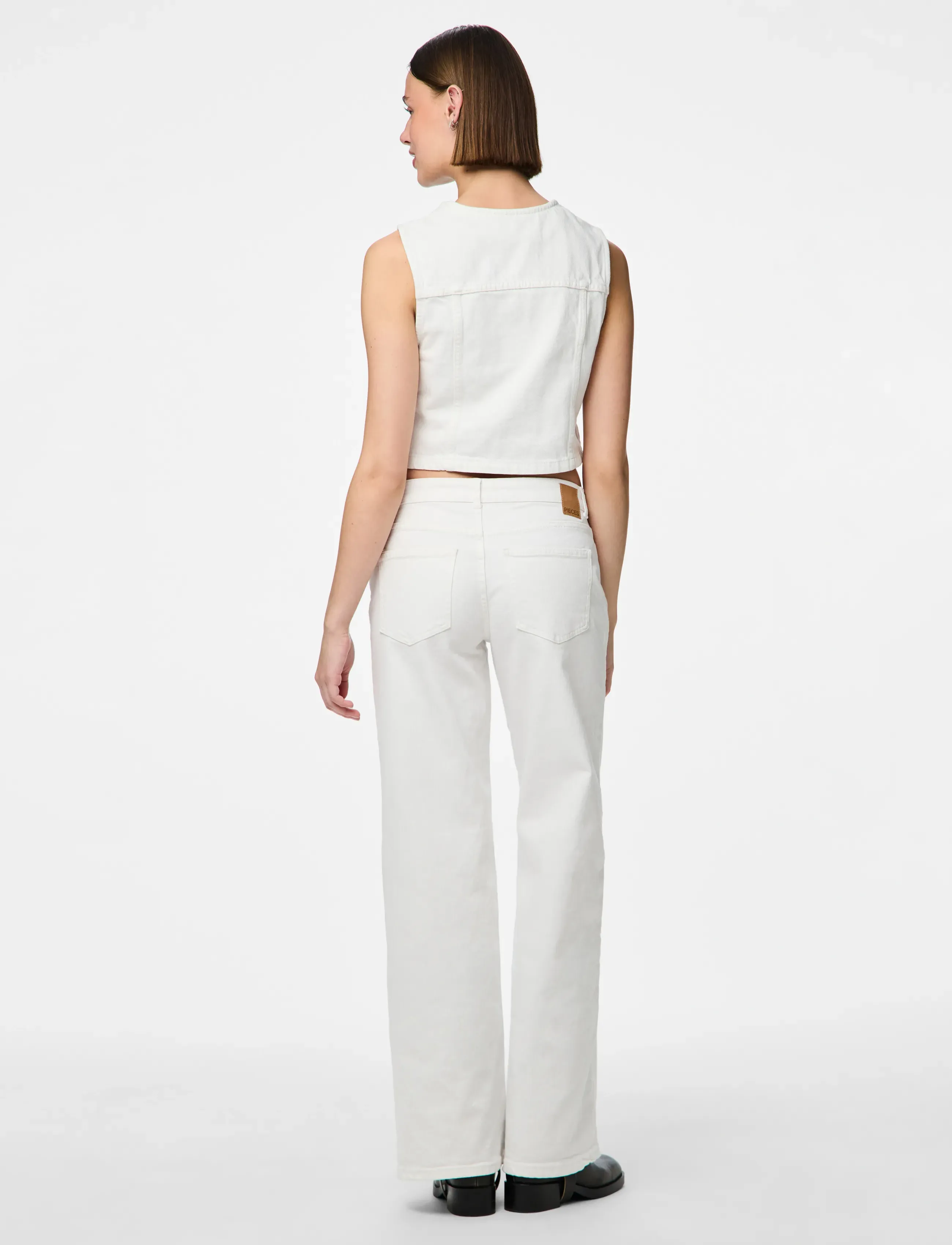 Pieces - PCSELMA LW WIDE JEANS OD NOOS BC - hosen mit weitem bein - bright white - 3