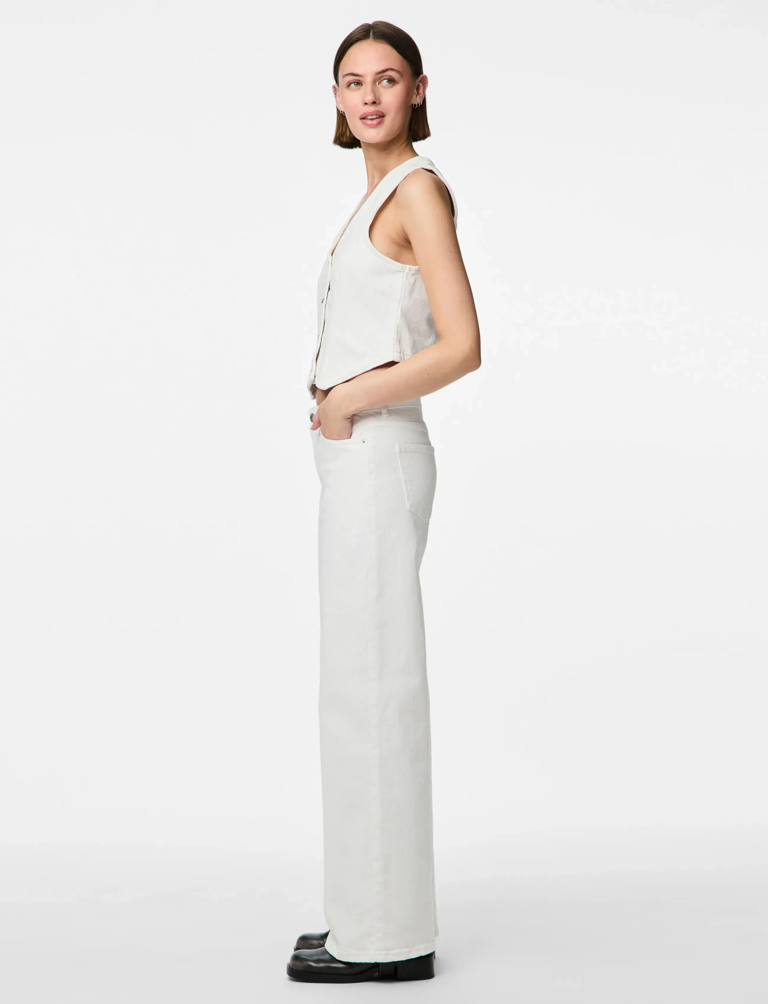 Pieces - PCSELMA LW WIDE JEANS OD NOOS BC - hosen mit weitem bein - bright white - 4