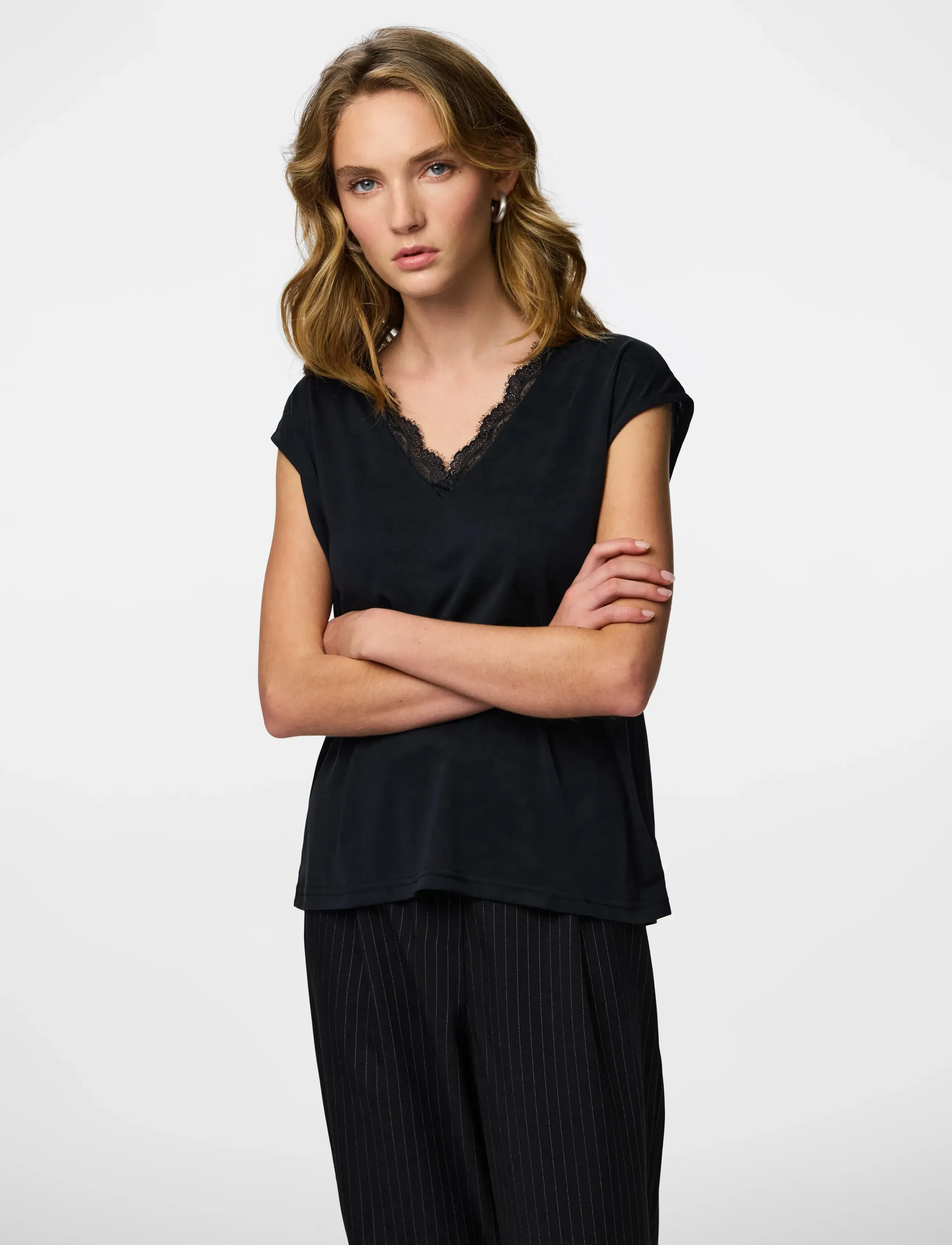 Pieces PCKAMALA LACE V-NECK TEE JRS NOOS BC - Kleidung - BLACK / black