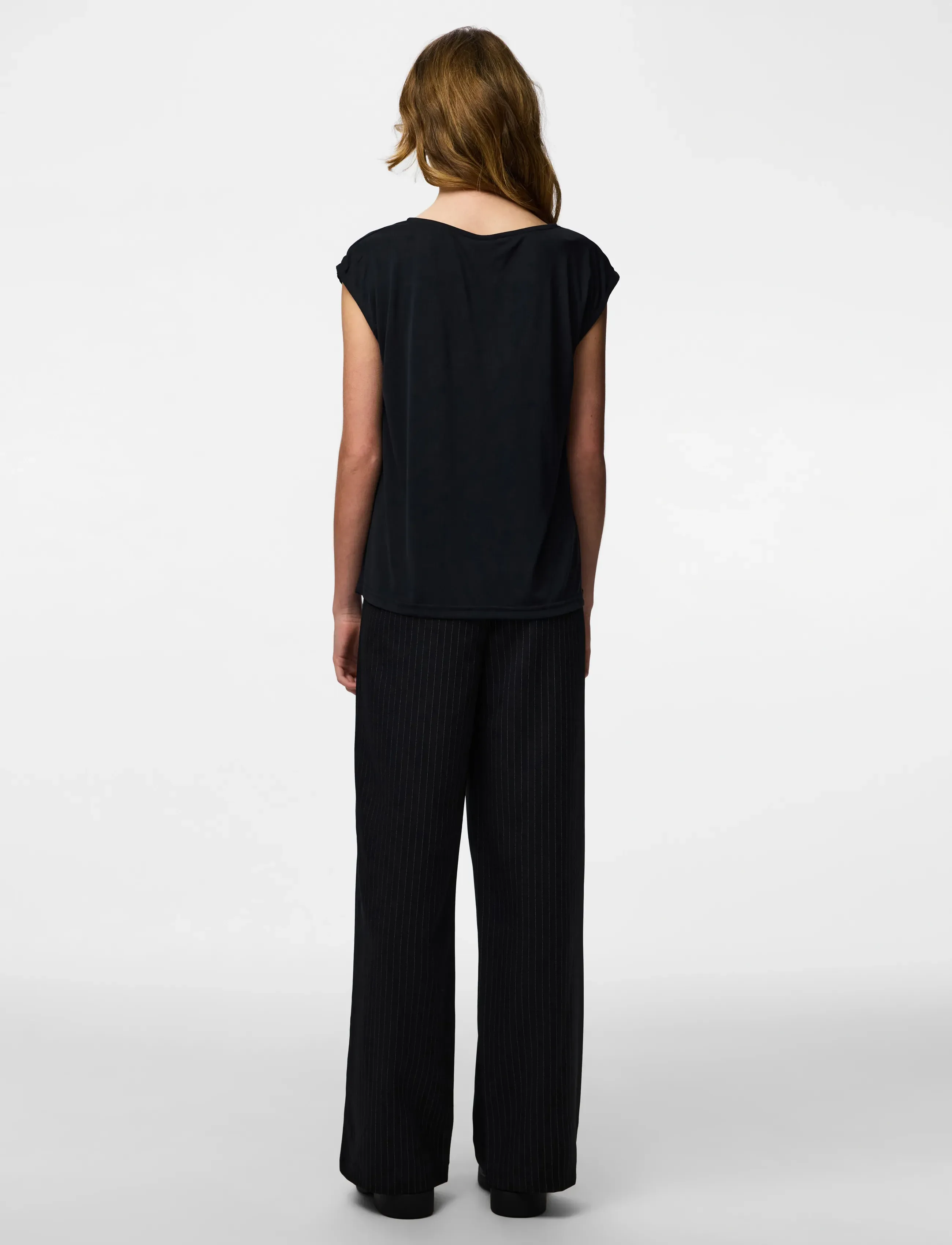 Pieces - PCKAMALA LACE V-NECK TEE JRS NOOS BC - t-shirts - black - 3
