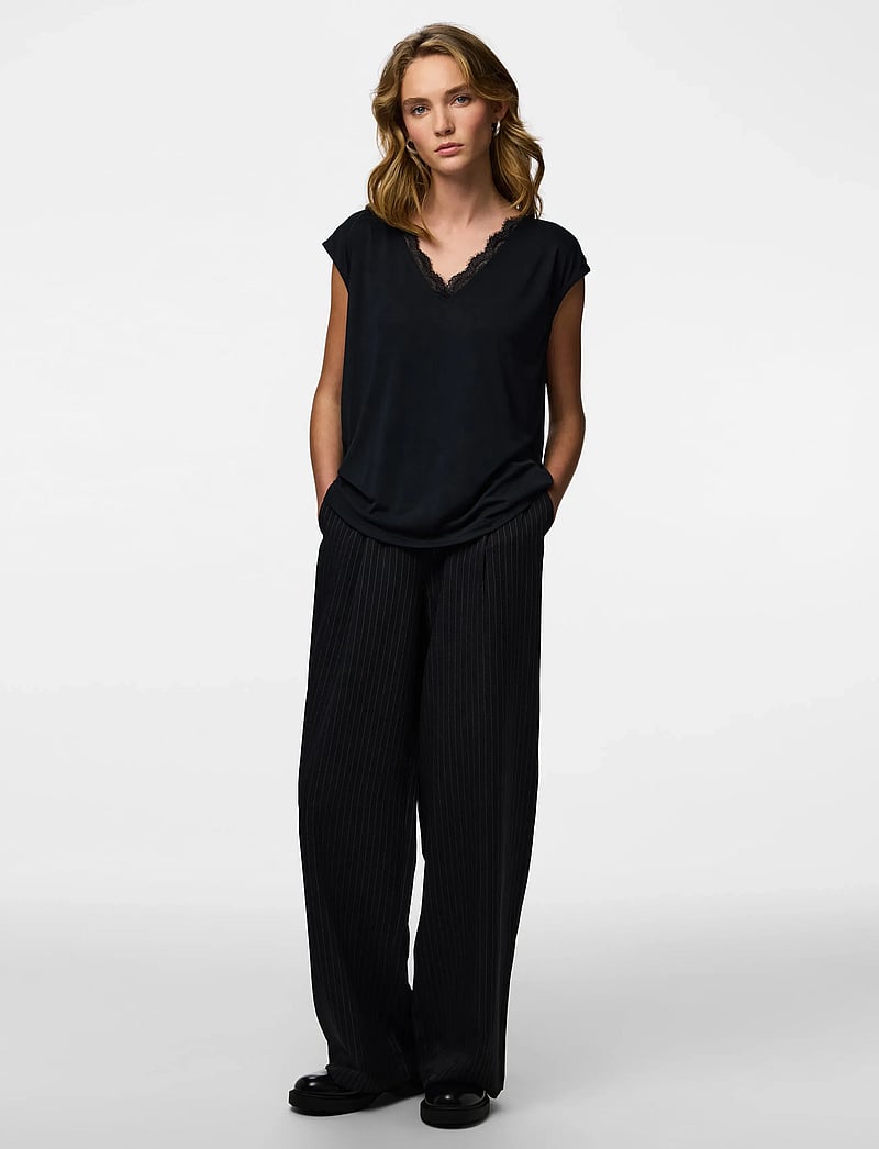Pieces - PCKAMALA LACE V-NECK TEE JRS NOOS BC - t-shirts - black - 5