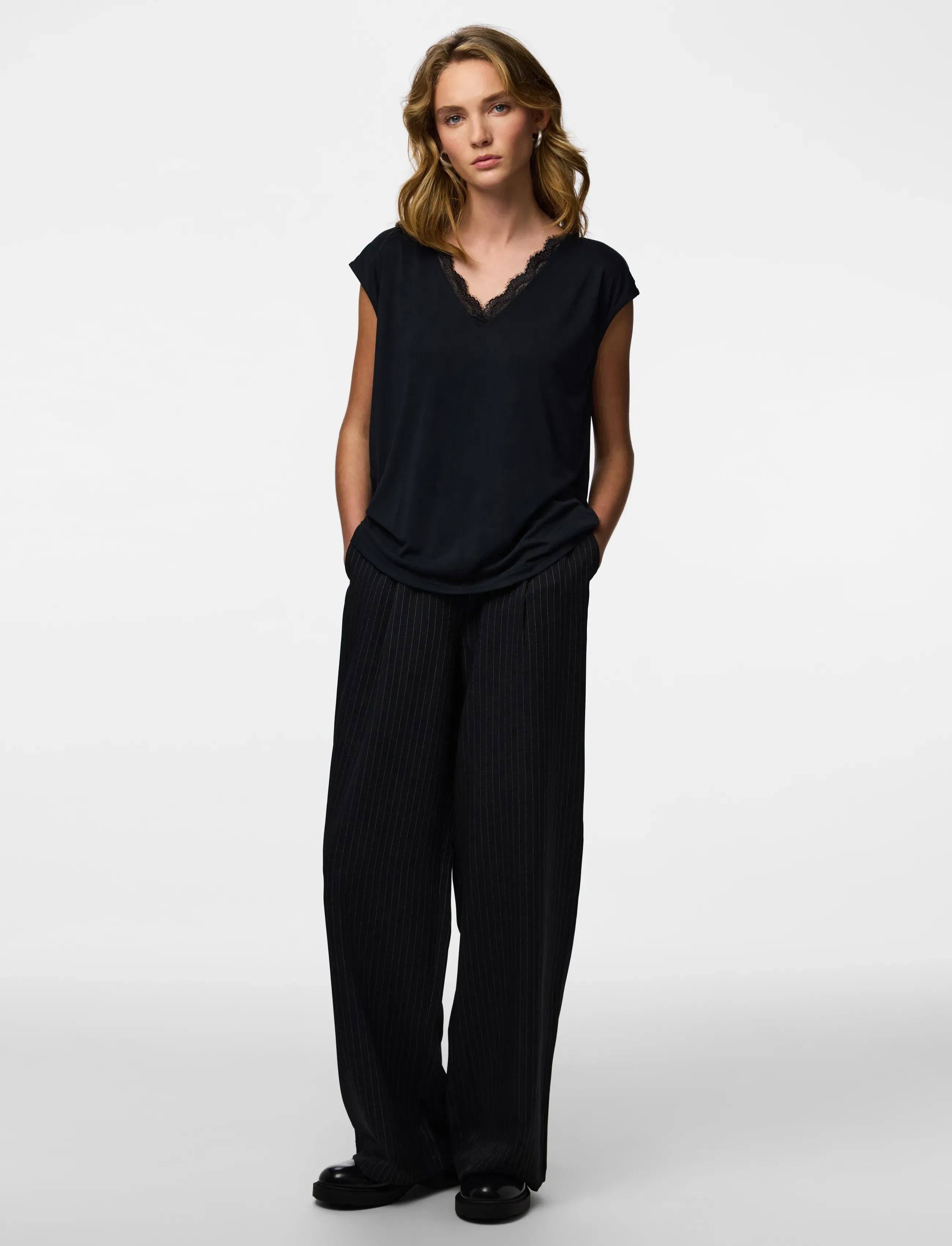 Pieces - PCKAMALA LACE V-NECK TEE JRS NOOS BC - t-shirts - black - 5