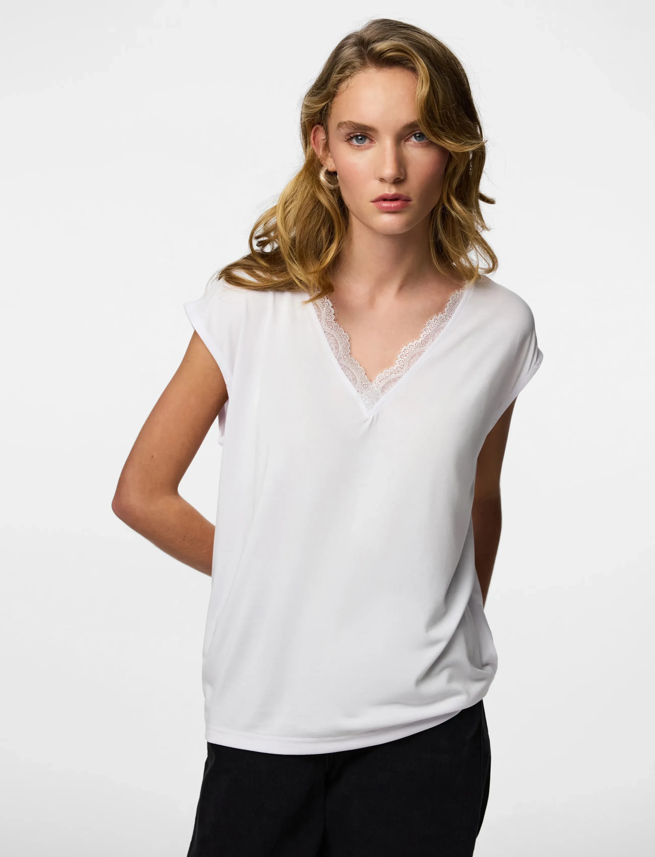 Pieces PCKAMALA LACE V-NECK TEE JRS NOOS BC - Kleidung - BRIGHT WHITE / white
