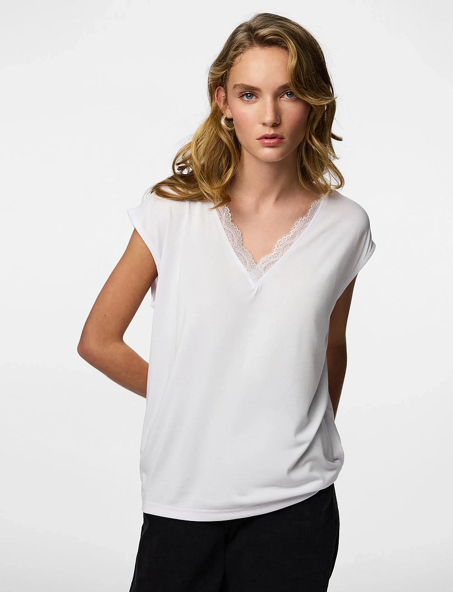 Pieces - PCKAMALA LACE V-NECK TEE JRS NOOS BC - t-shirts - bright white - 0