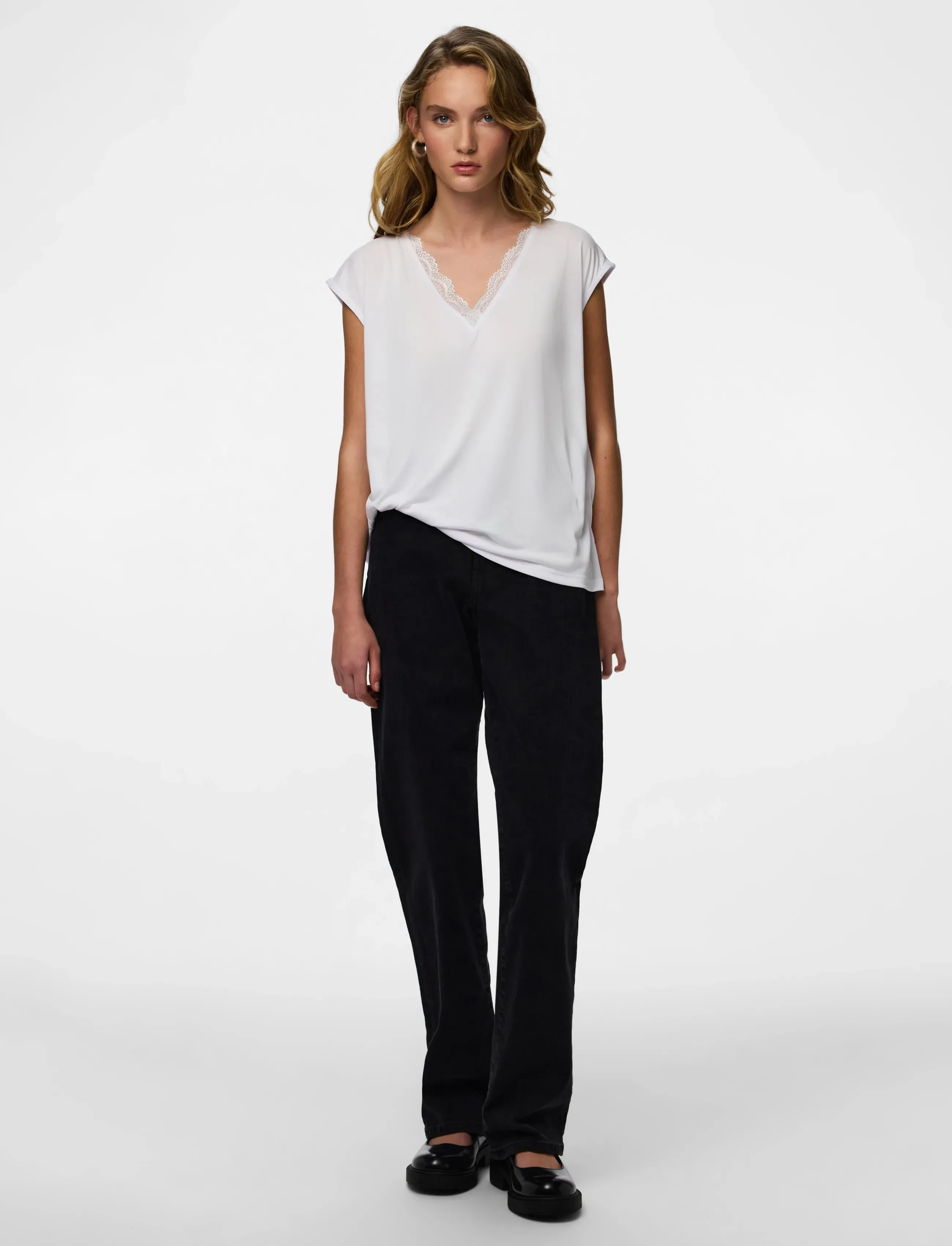 Pieces - PCKAMALA LACE V-NECK TEE JRS NOOS BC - t-särgid - bright white - 4