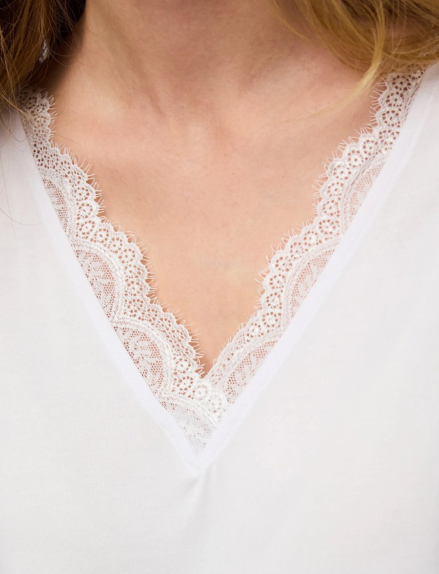 Pieces - PCKAMALA LACE V-NECK TEE JRS NOOS BC - t-shirts - bright white - 5