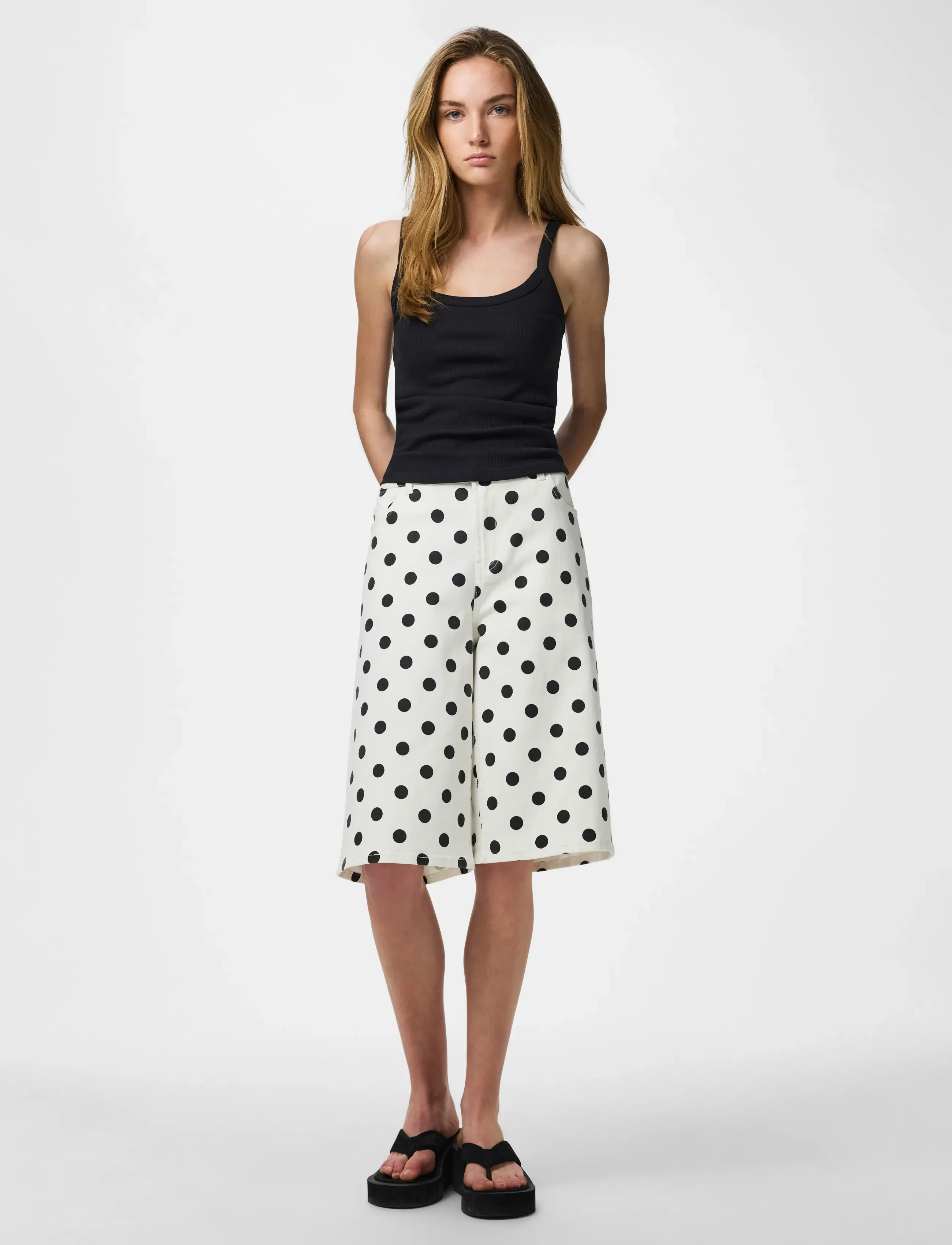 Pieces - PCSALUME MW WIDE SHORTS DNM - jeansshorts - bright white - 4