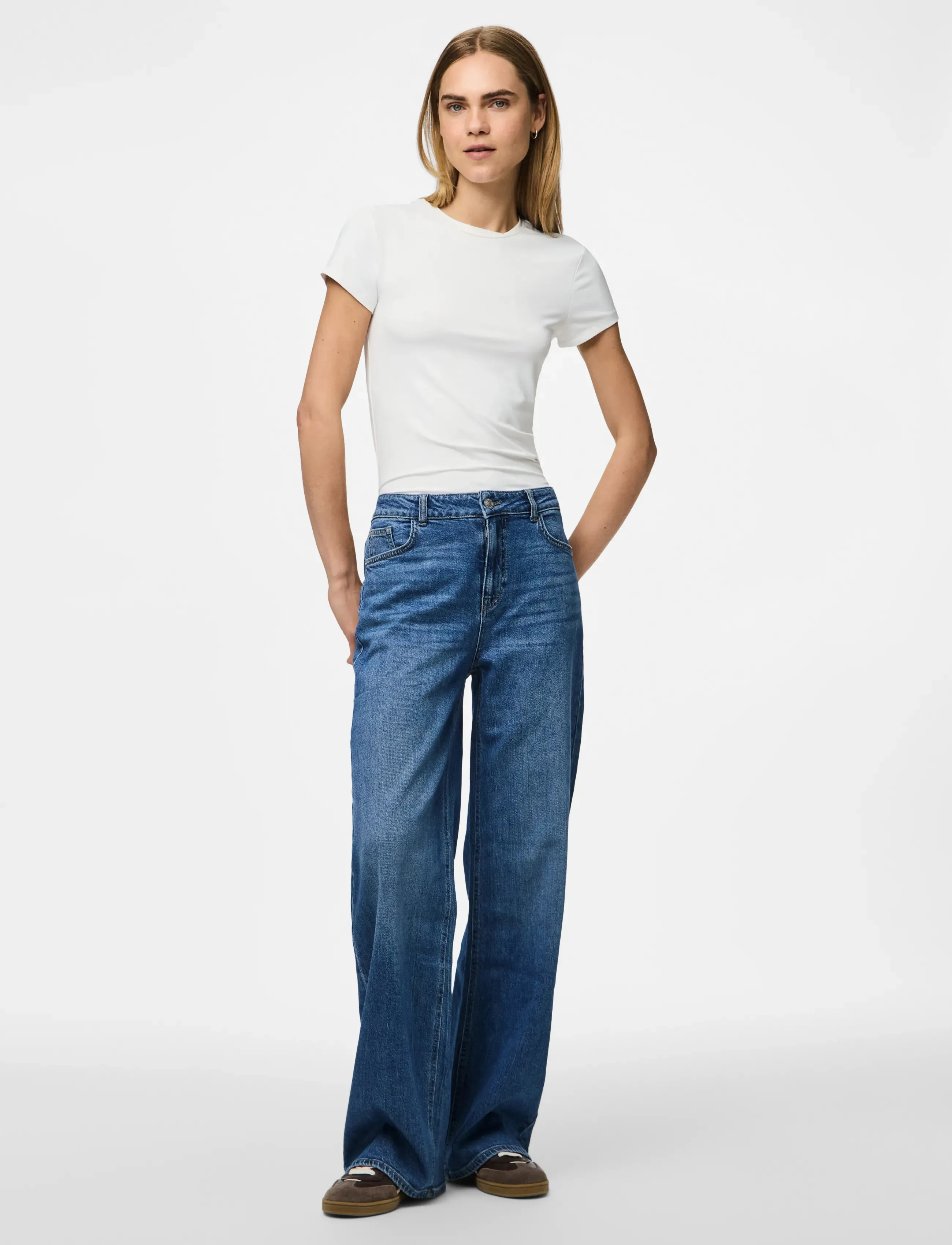 Pieces - PCSILKE MW WIDE JEANS MB NOOS - pantalons larges - medium blue denim - 4