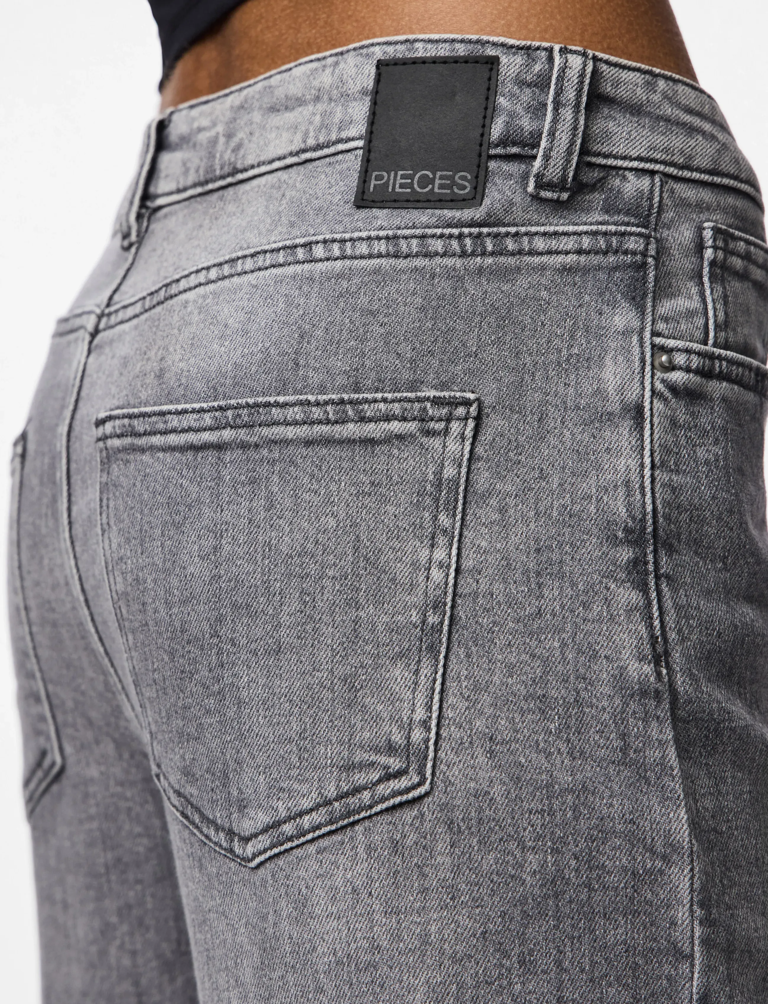 Pieces - PCSILKE MW WIDE JEANS MG NOOS BC - hosen mit weitem bein - medium grey denim - 5