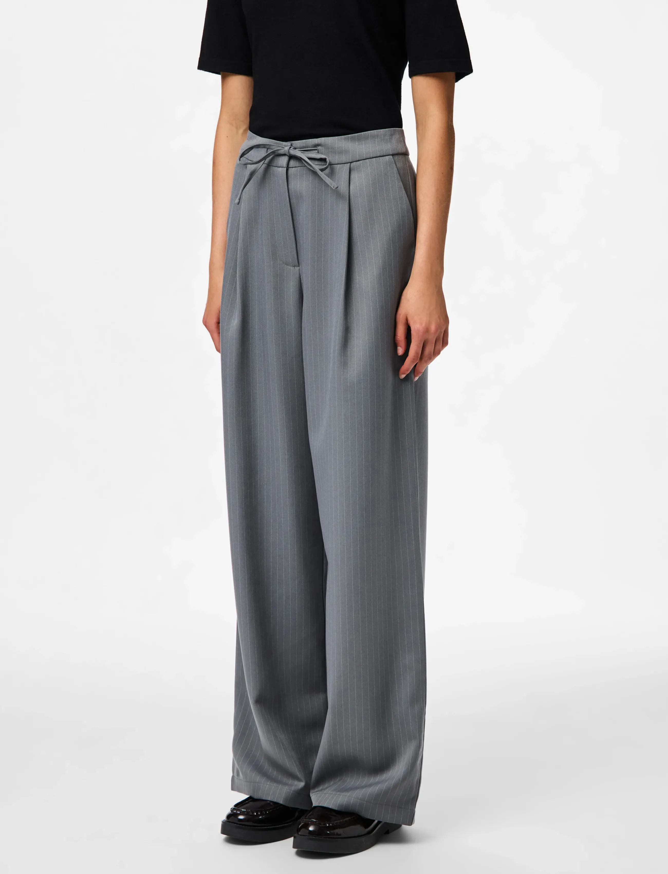 Pieces PCFALKA MW PINSTRIPED TIE PANTS - Igapäevane stiil - GREY PINSTRIPE / grey