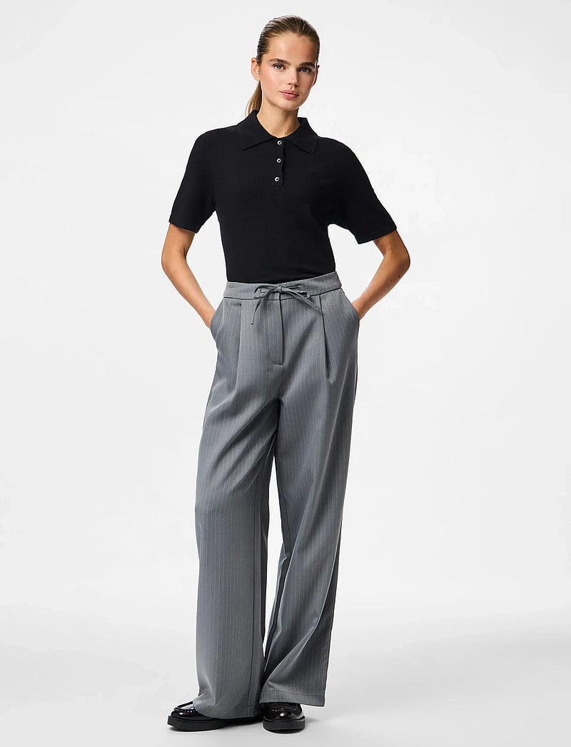 Pieces - PCFALKA MW PINSTRIPED TIE PANTS - vida byxor - grey pinstripe - 4