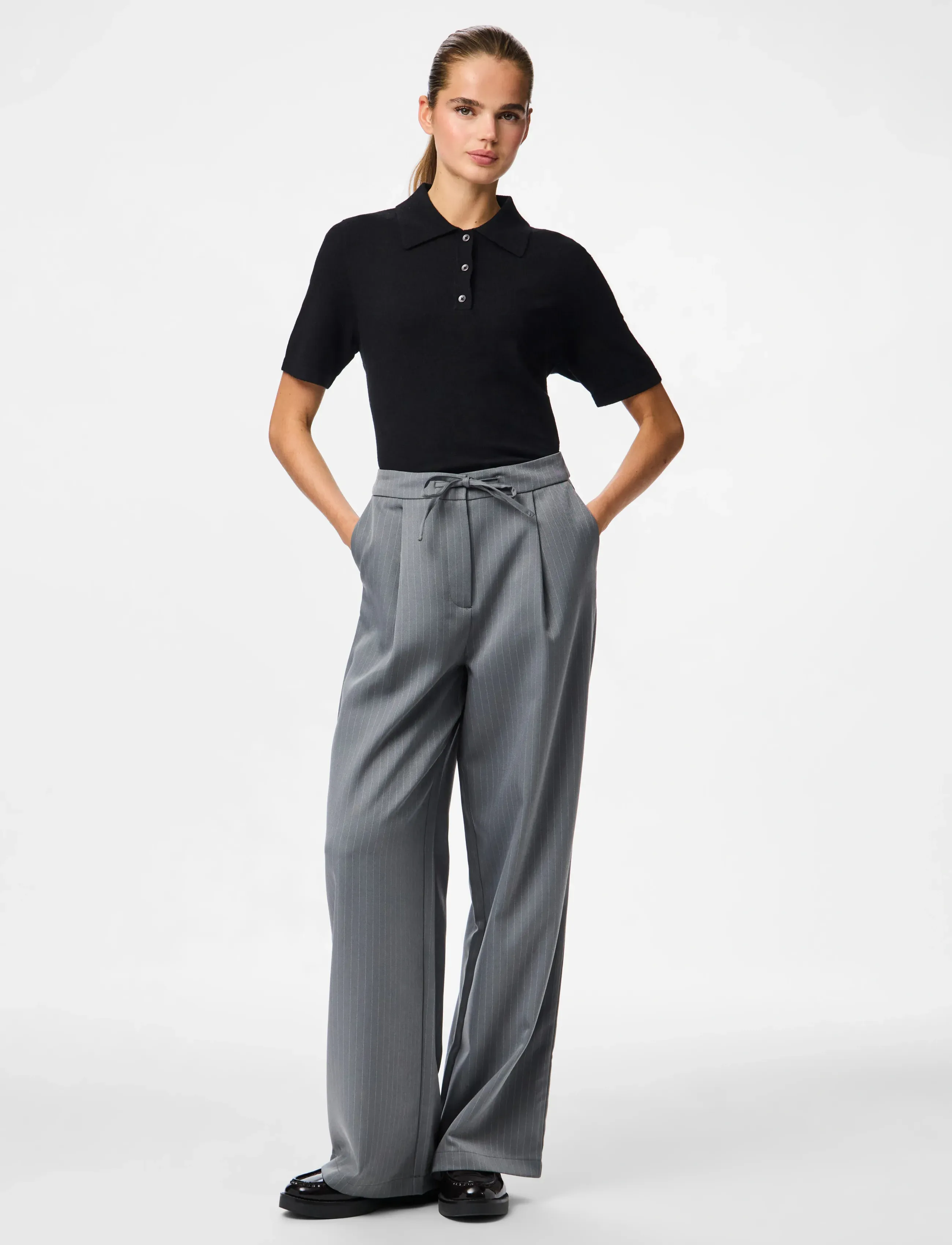 Pieces - PCFALKA MW PINSTRIPED TIE PANTS - hosen mit weitem bein - grey pinstripe - 4