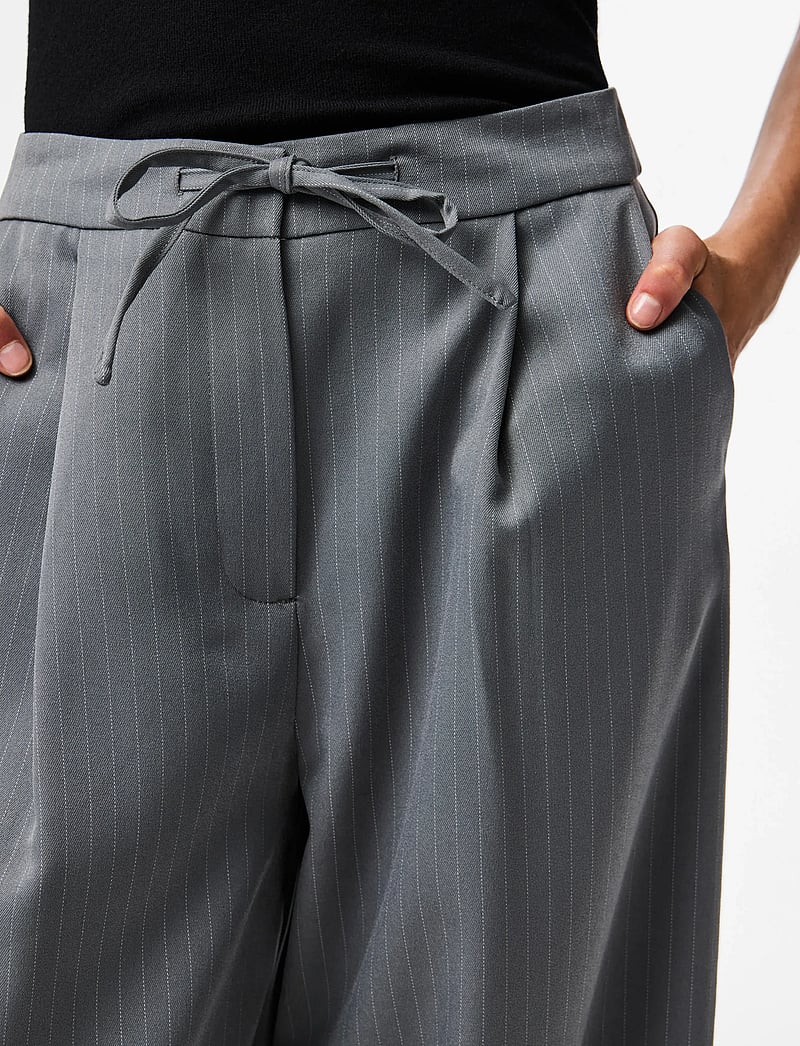 Pieces - PCFALKA MW PINSTRIPED TIE PANTS - vida byxor - grey pinstripe - 5
