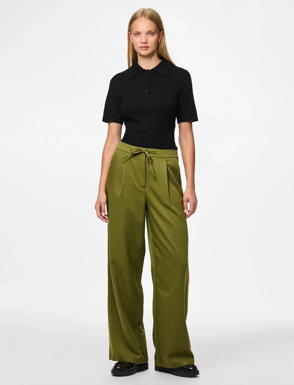 Pieces - PCFALKA MW PINSTRIPED TIE PANTS - bukser med brede ben - sphagnum - 4