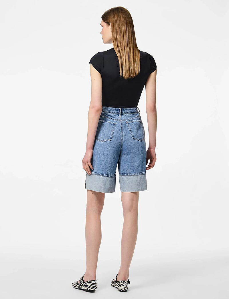 Pieces - PCMINDY MW LOOSE DENIM JORTS D2D - jeansshorts - light blue denim - 3