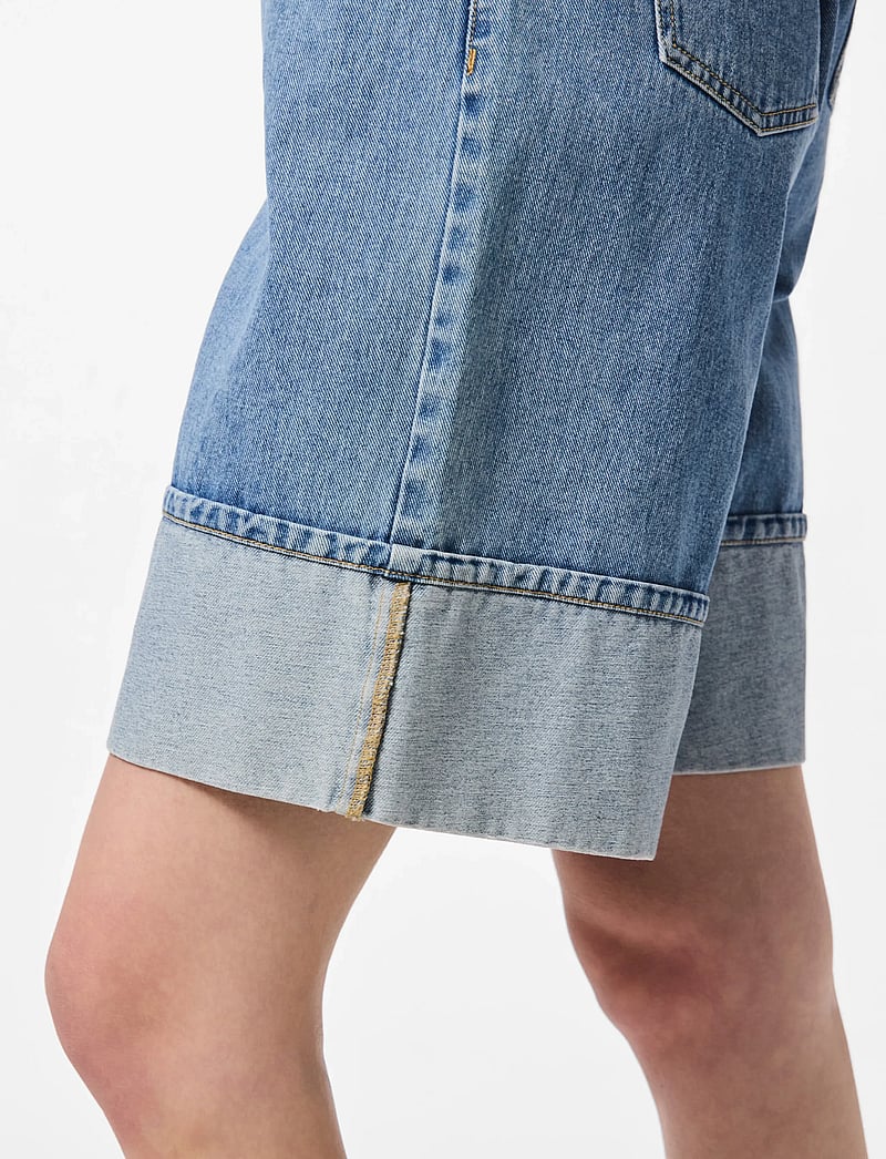 Pieces - PCMINDY MW LOOSE DENIM JORTS D2D - jeansshorts - light blue denim - 5