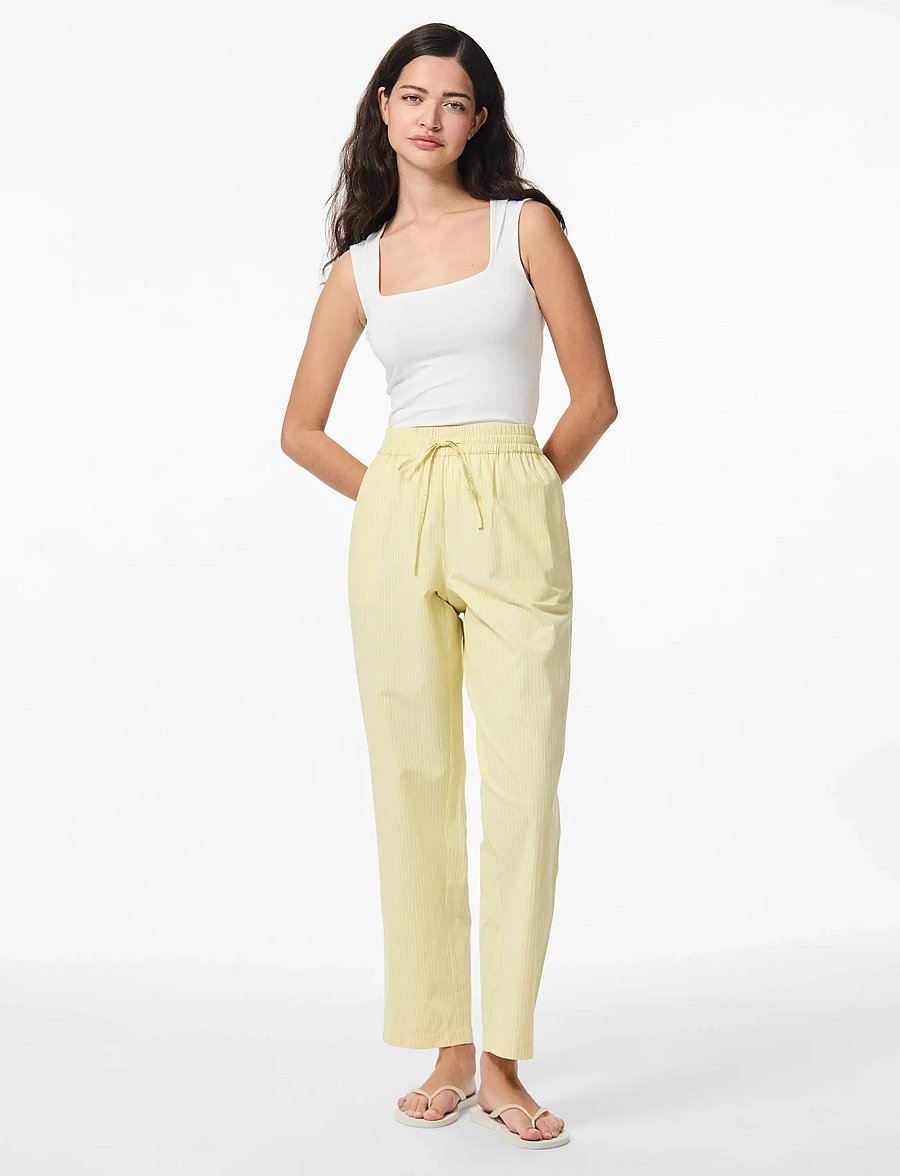 Pieces - PCFEMME HW STRAIGHT PANTS WVN D2D - suorat housut - pale banana - 4