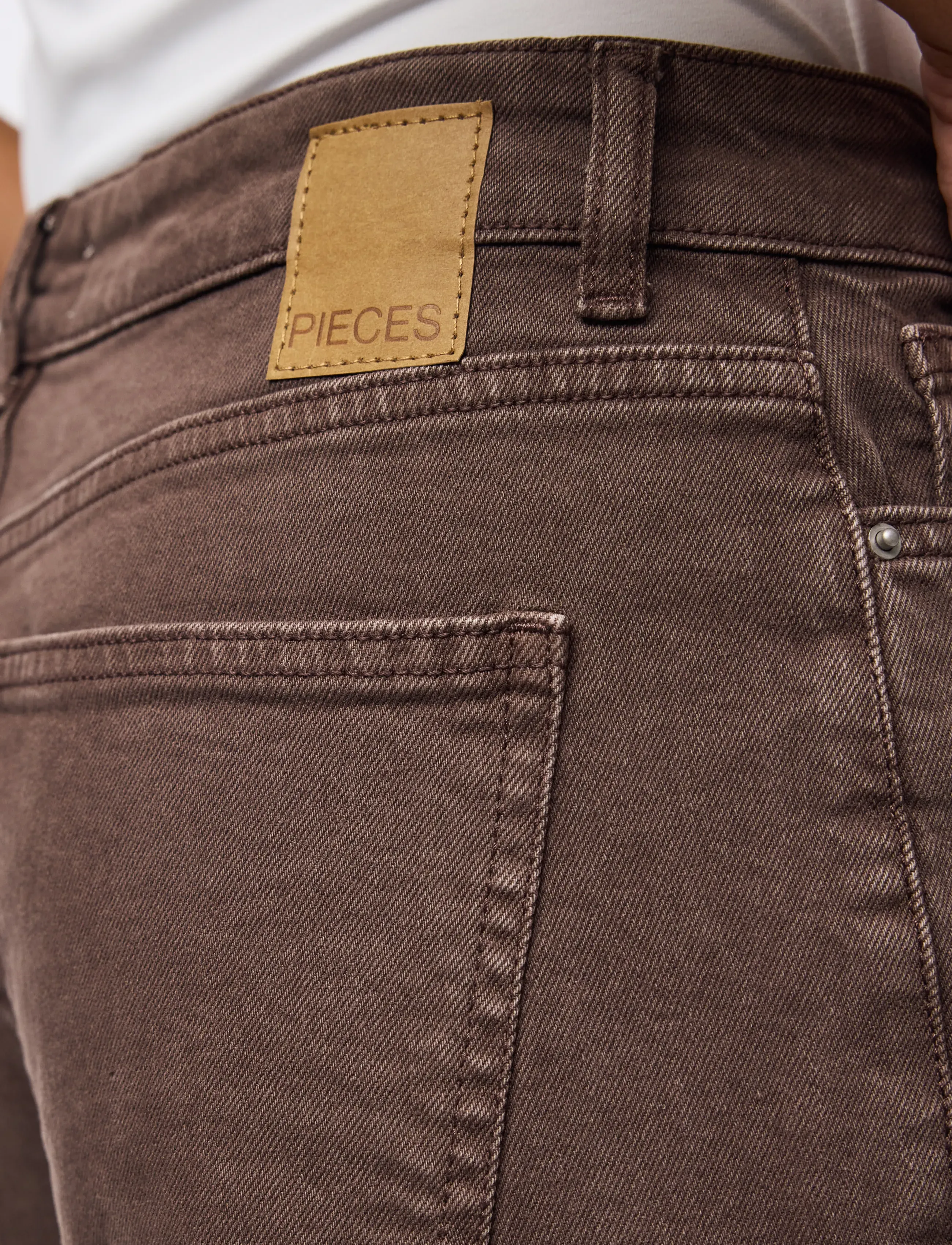 Pieces - PCSELMA LW WIDE COLORED NOOS JEANS - hosen mit weitem bein - hot fudge - 5
