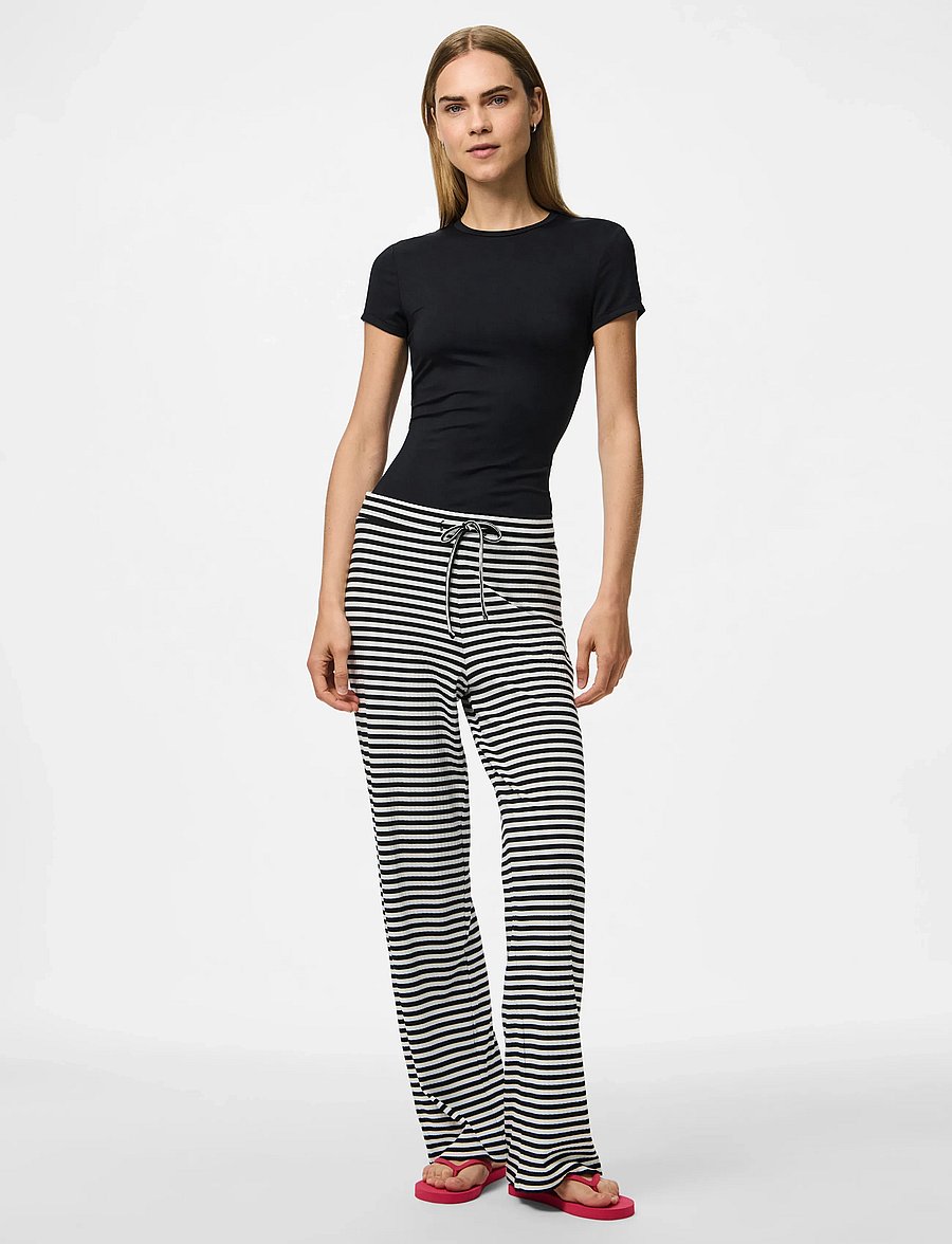 Pieces - PCLAYA MW WIDE PANTS JRS NOOS - hosen mit weitem bein - black - 0