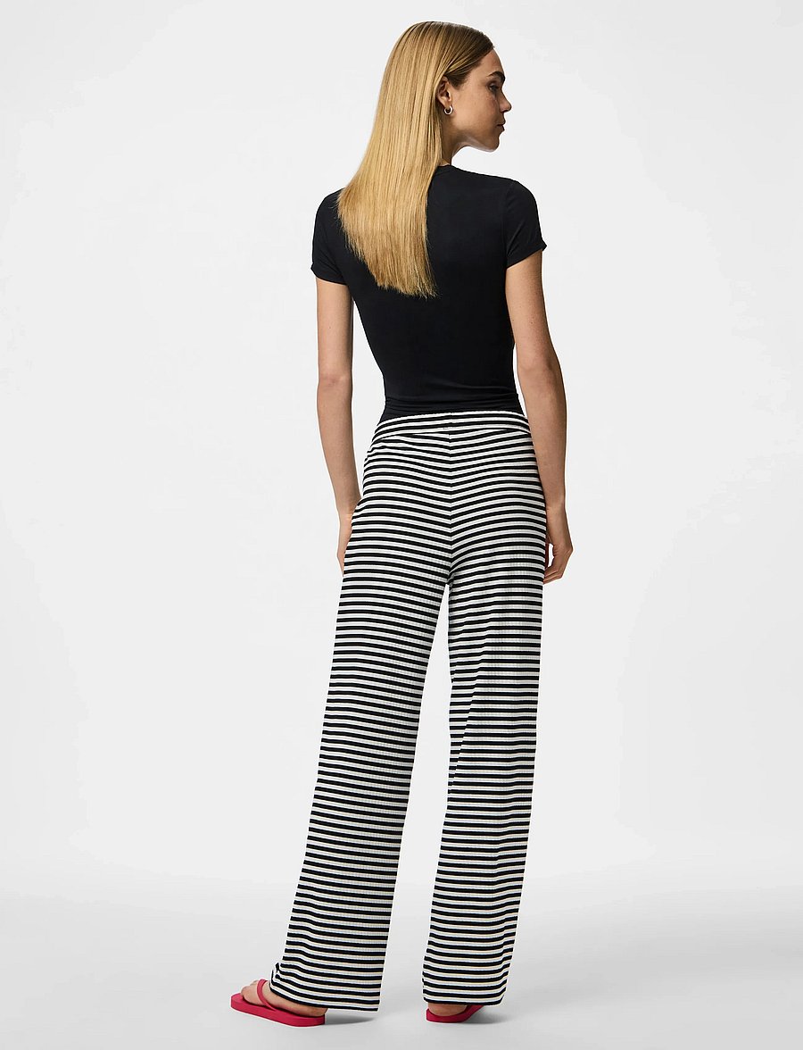 Pieces - PCLAYA MW WIDE PANTS JRS NOOS - hosen mit weitem bein - black - 3