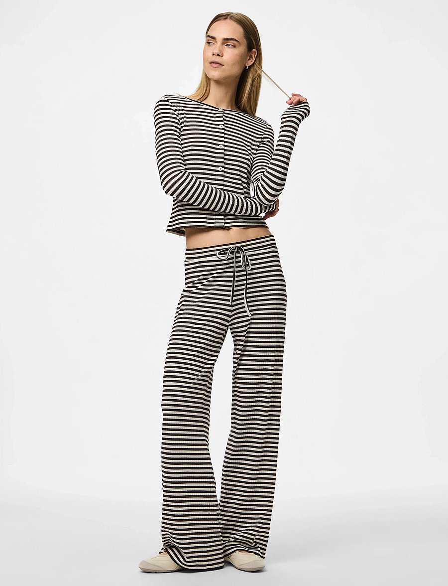 Pieces - PCLAYA MW WIDE PANTS JRS NOOS - hosen mit weitem bein - black - 4