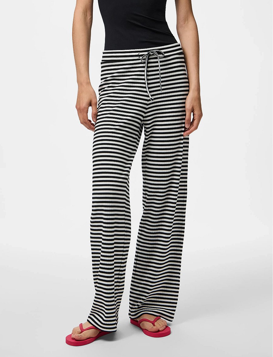 Pieces - PCLAYA MW WIDE PANTS JRS NOOS - hosen mit weitem bein - black - 5