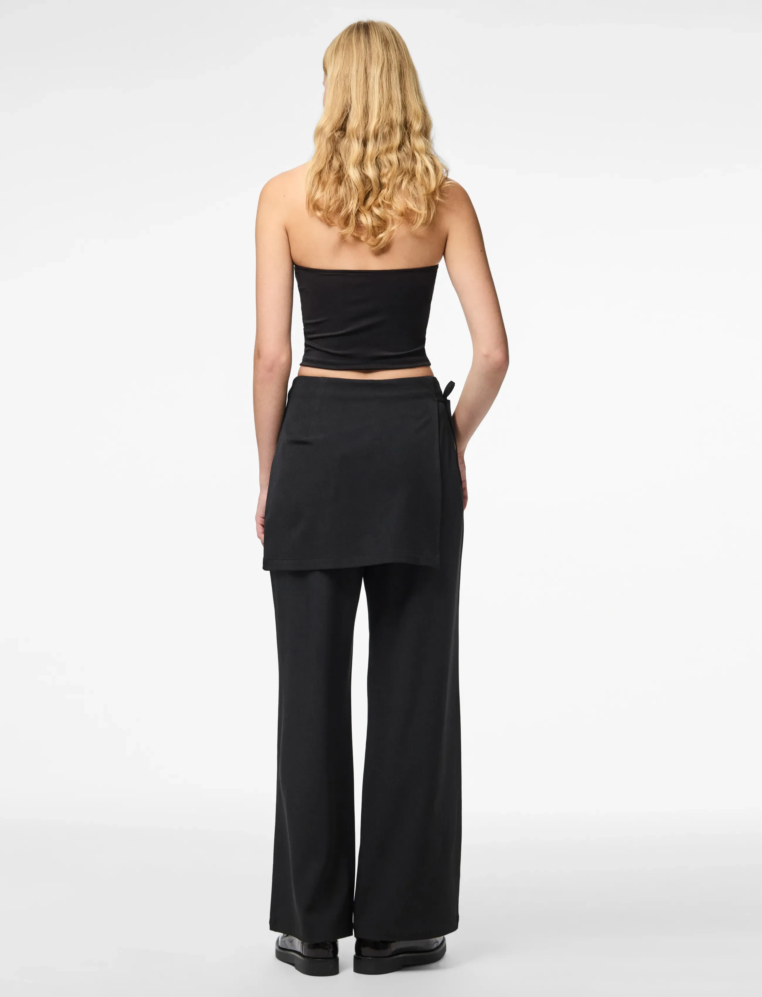 Pieces - PCJOSSA MW PANTS WVN D2D PP - bukser med lige ben - black - 3