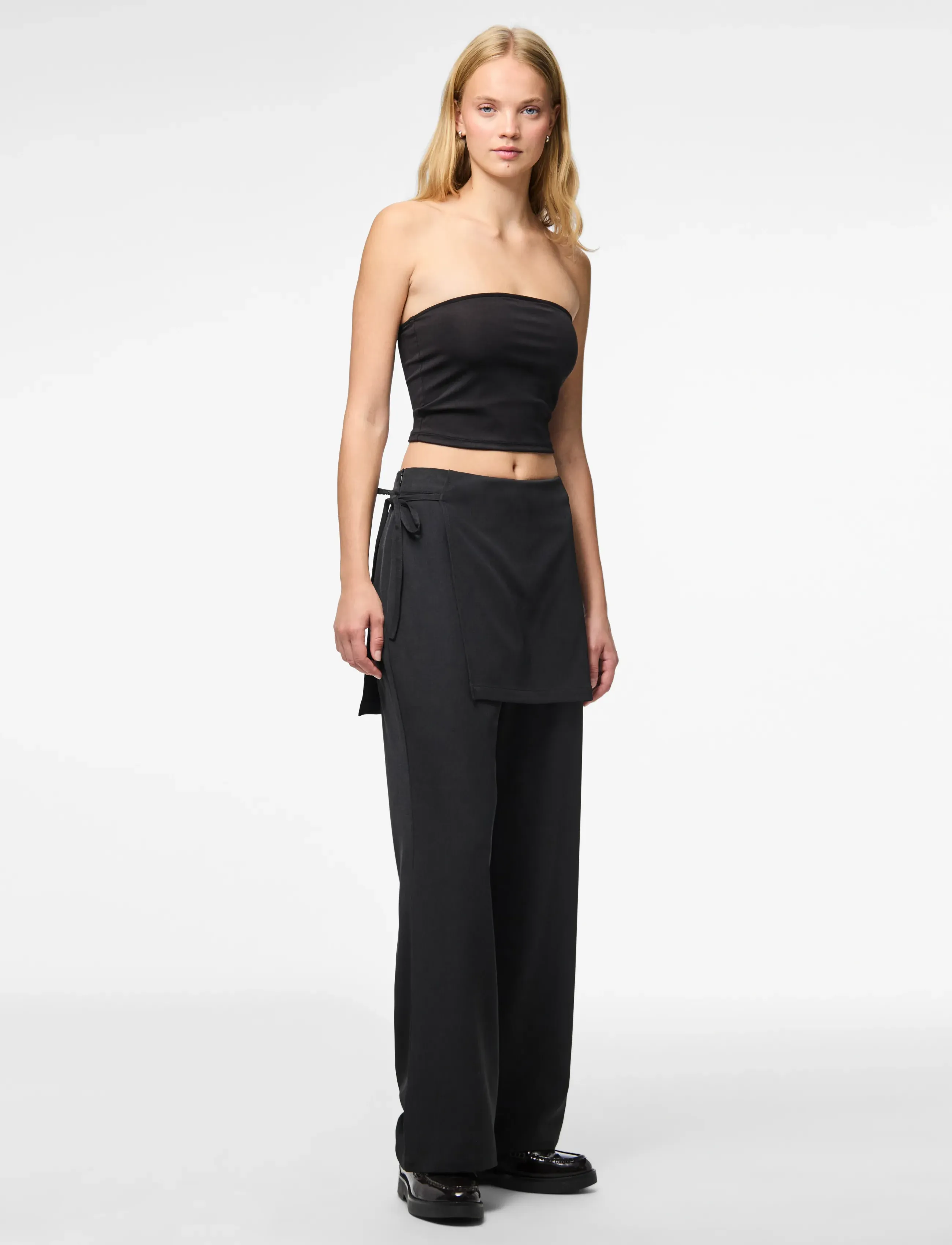 Pieces - PCJOSSA MW PANTS WVN D2D PP - bukser med lige ben - black - 4
