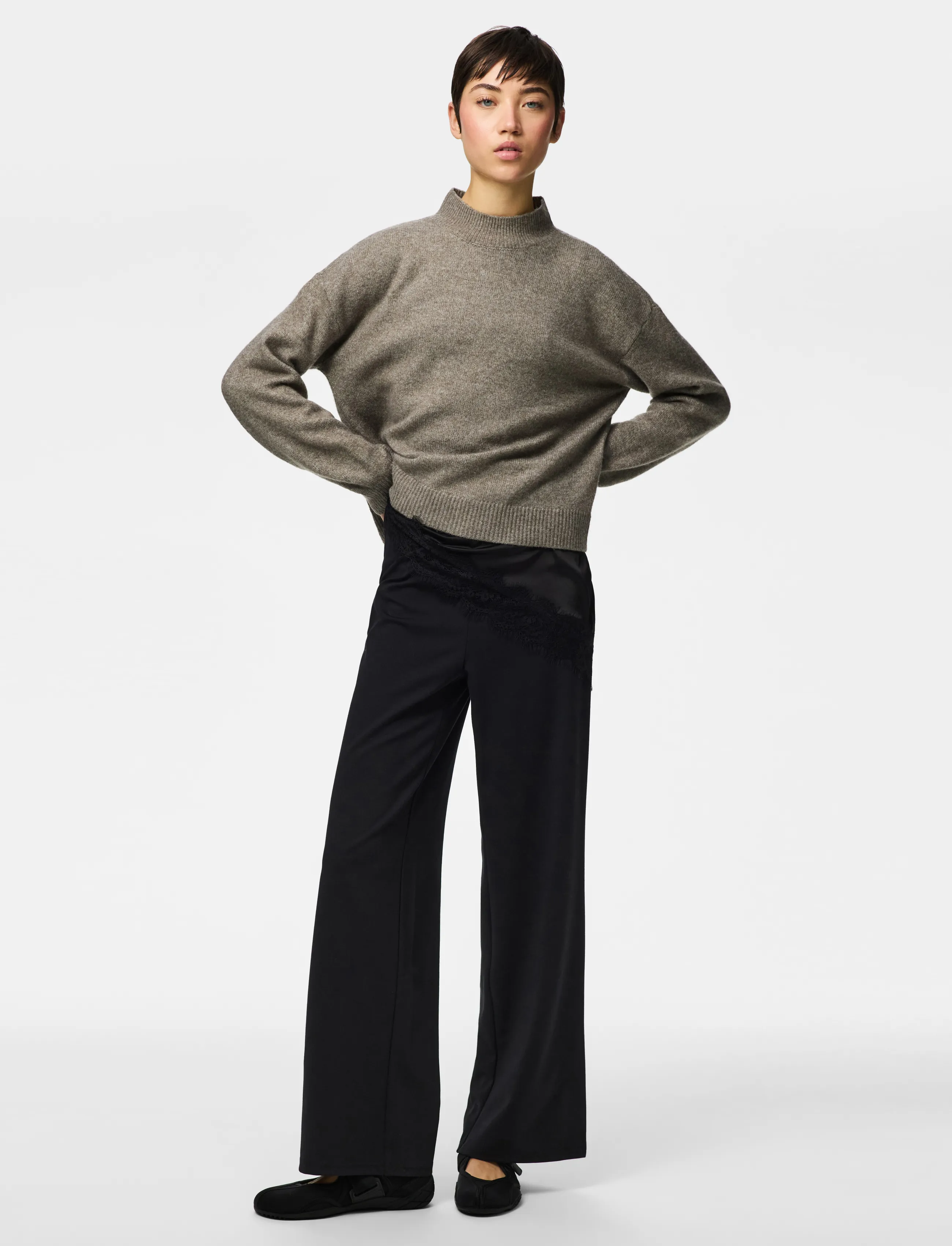 Pieces - PCBIA HW WIDE PANTS JRS NOOS BC - wide leg trousers - black - 4