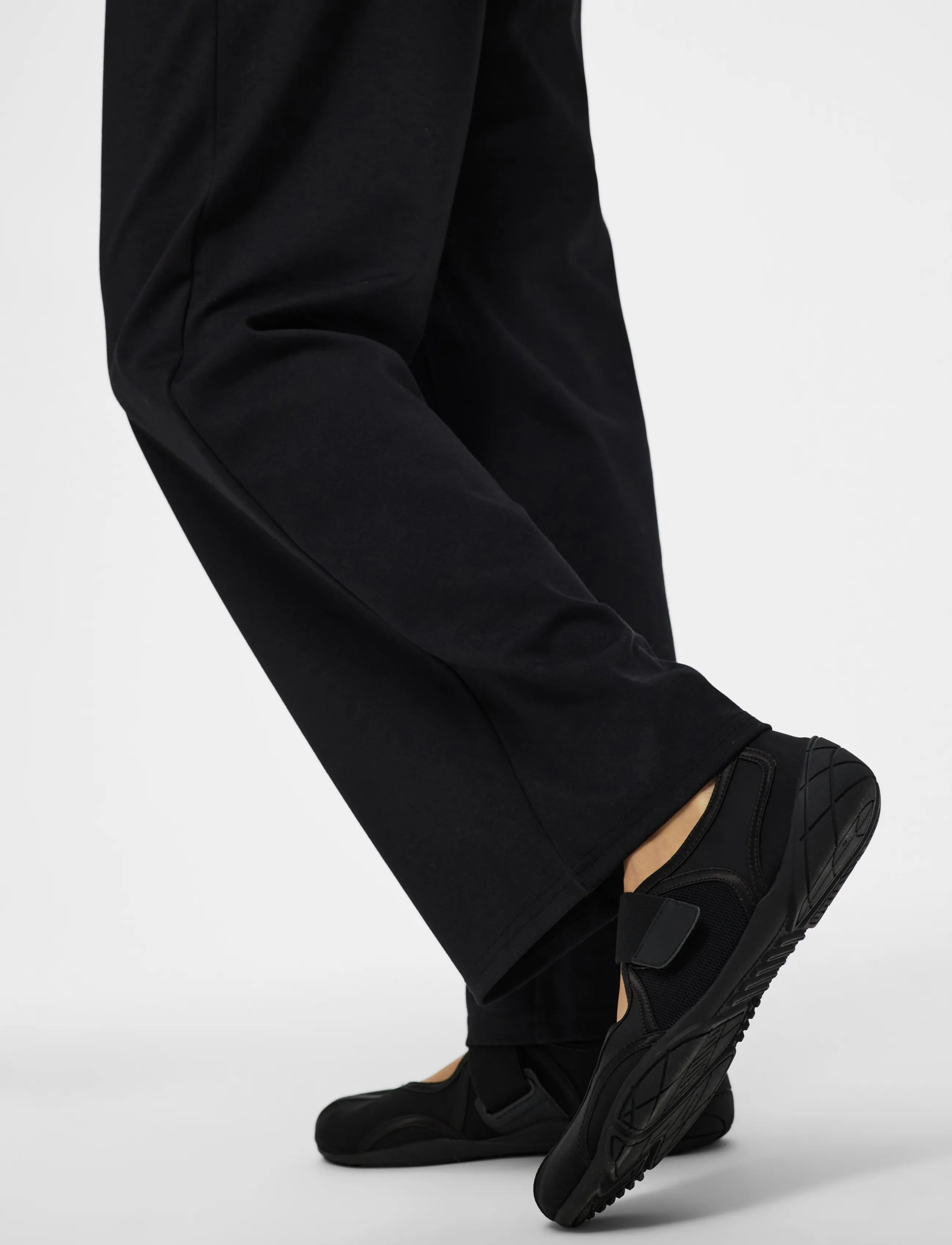 Pieces - PCBIA HW WIDE PANTS JRS NOOS BC - wide leg trousers - black - 5