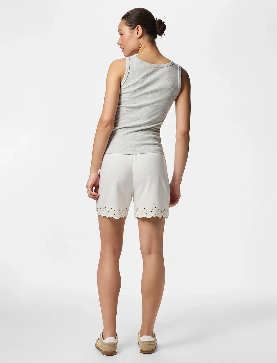 Pieces - PCCHILLI SUMMER HW BRODERI SHORTS JRS BC - sweatshorts - cloud dancer - 3