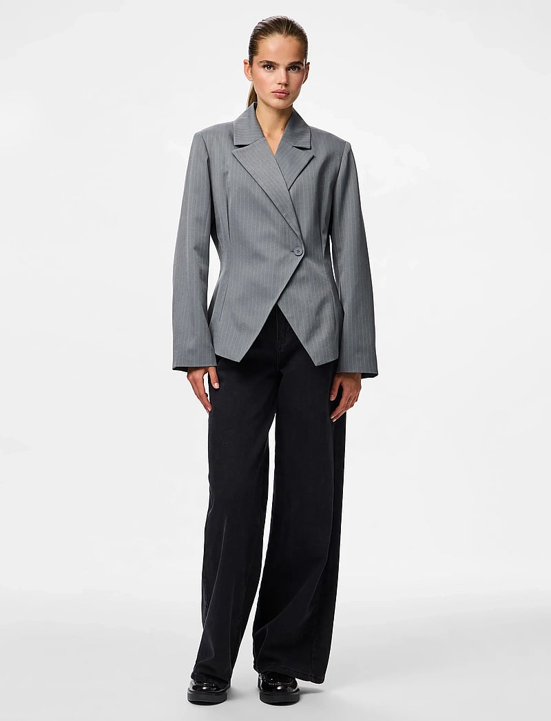 Pieces - PCFALKA LS FITTET PINSTRIPED BLAZER D2D - einreihige blazer - grey pinstripe - 4
