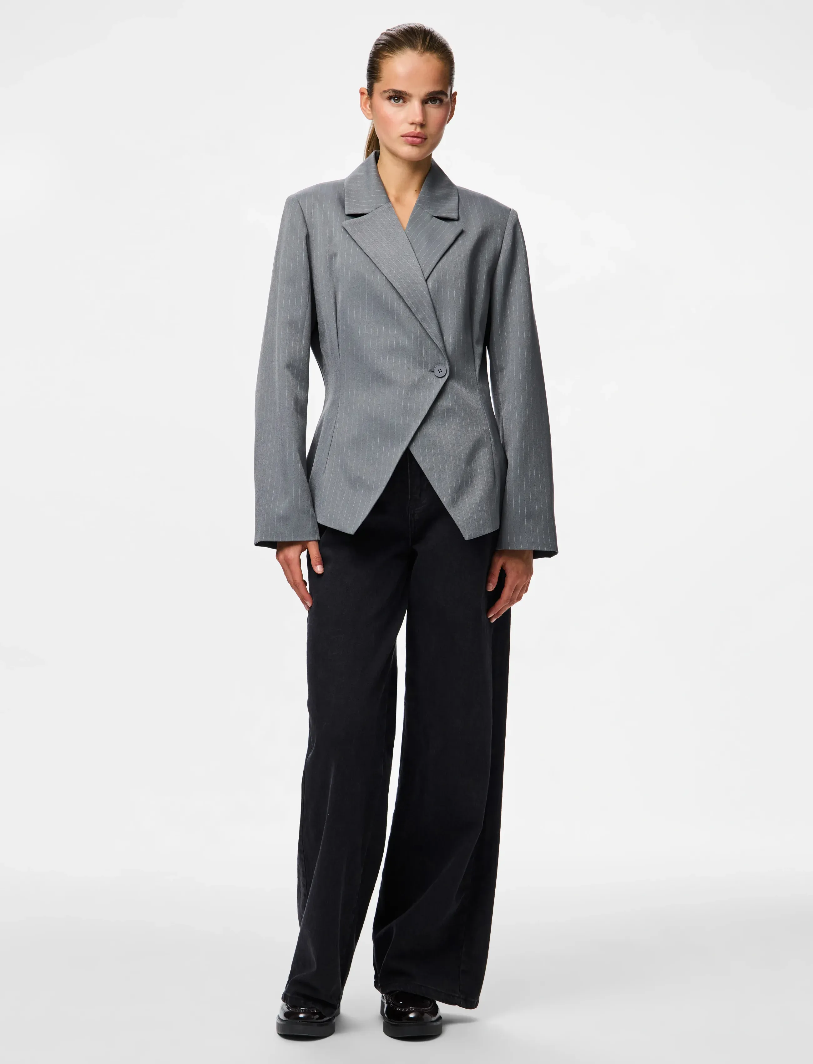 Pieces - PCFALKA LS FITTET PINSTRIPED BLAZER D2D - enkelknäppta kavajer - grey pinstripe - 4