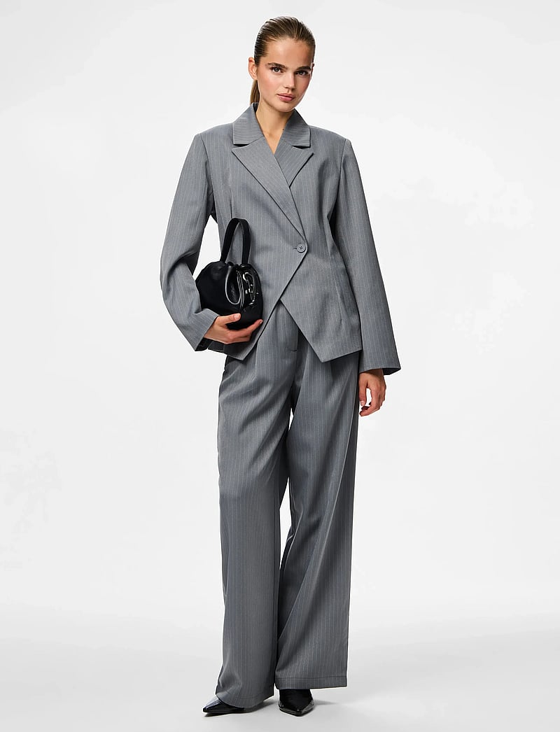 Pieces - PCFALKA LS FITTET PINSTRIPED BLAZER D2D - einreihige blazer - grey pinstripe - 5