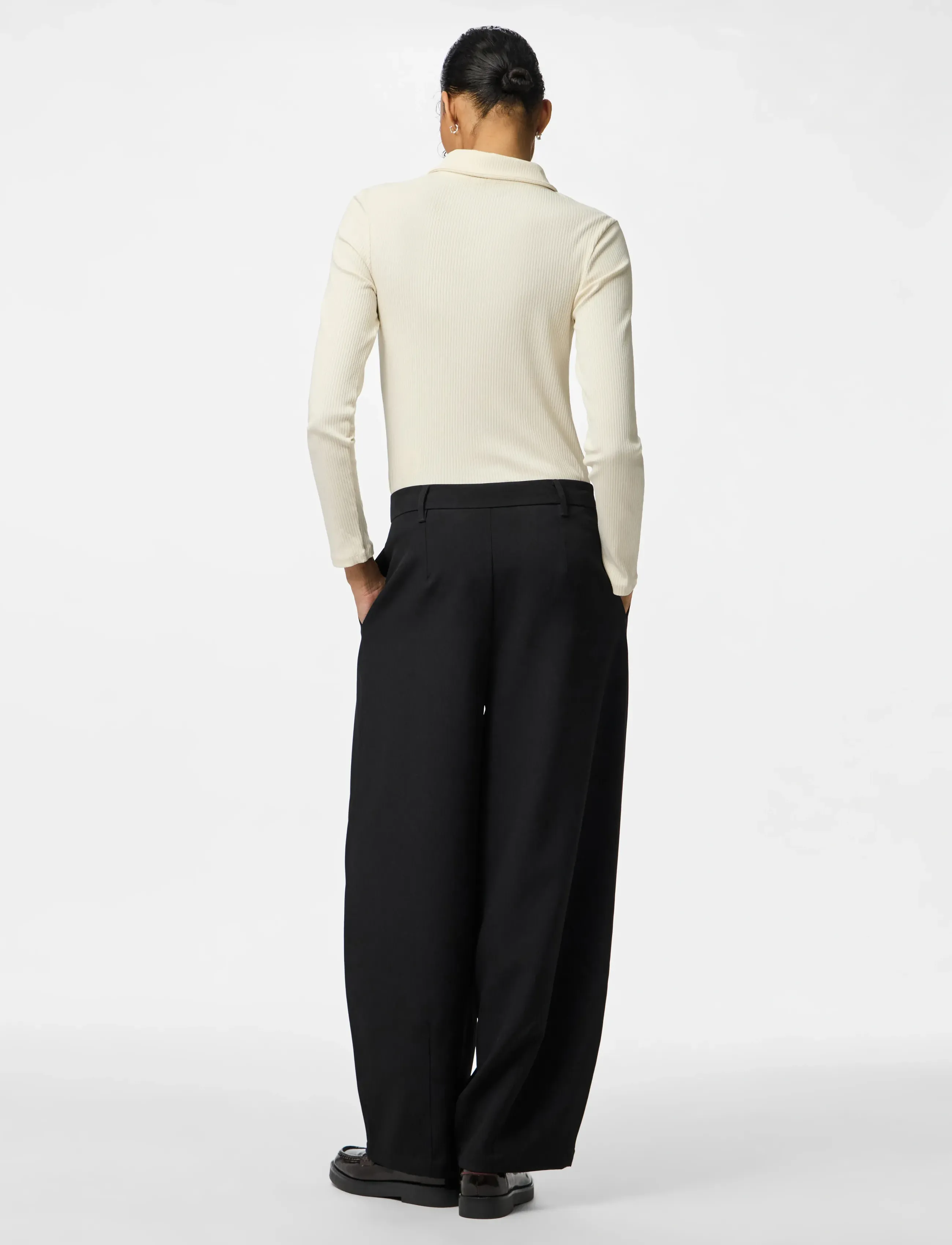 Pieces - PCOLIVIA MW BARREL PANTS NOOS BC - barrel-bukser - black - 4