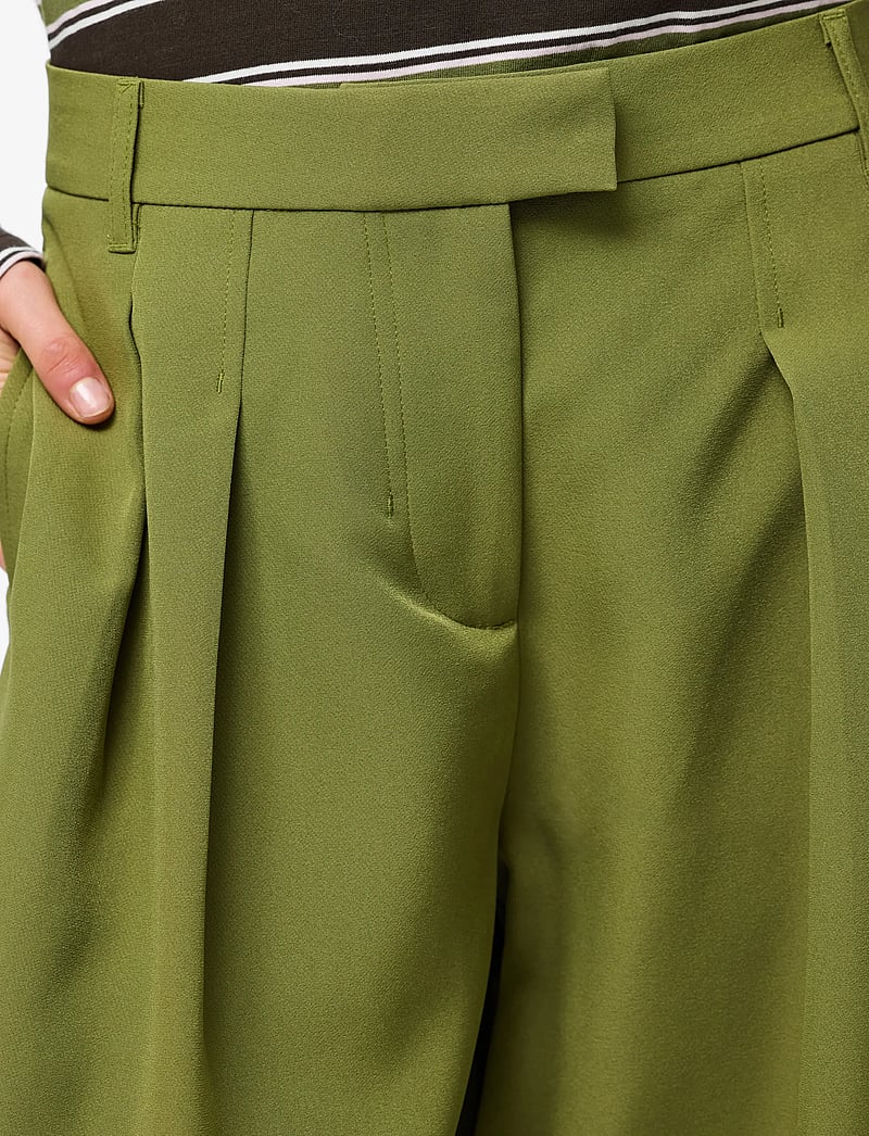 Pieces - PCOLIVIA BARREL PANTS WVN D2D BC - barrel-hosen - sphagnum - 4