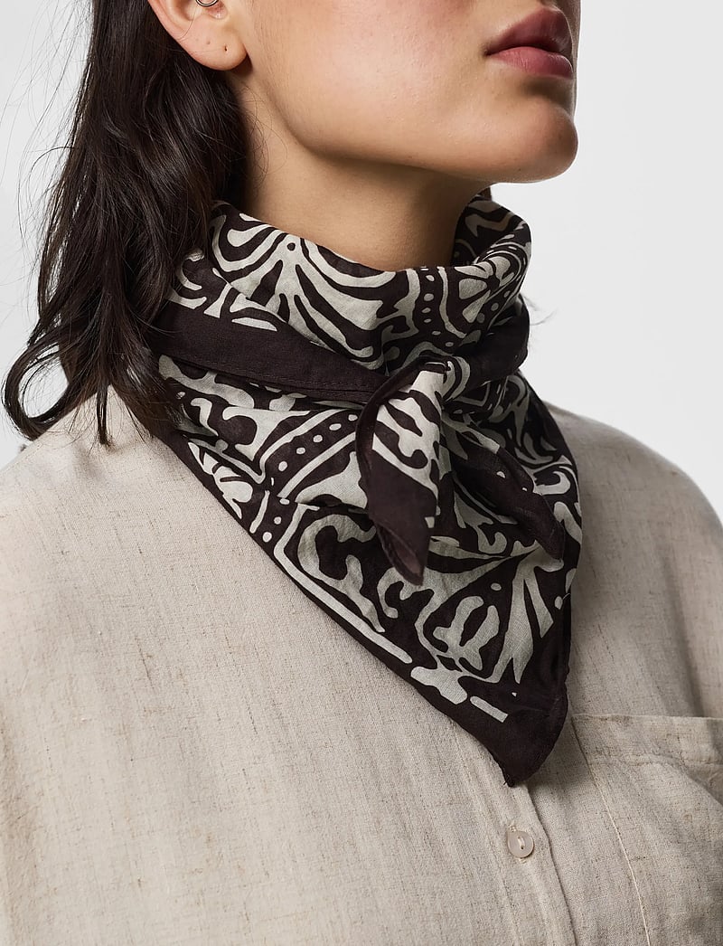 Pieces - PCPHILINE SQUARE SCARF BC - tynde tørklæder - chicory coffee - 2