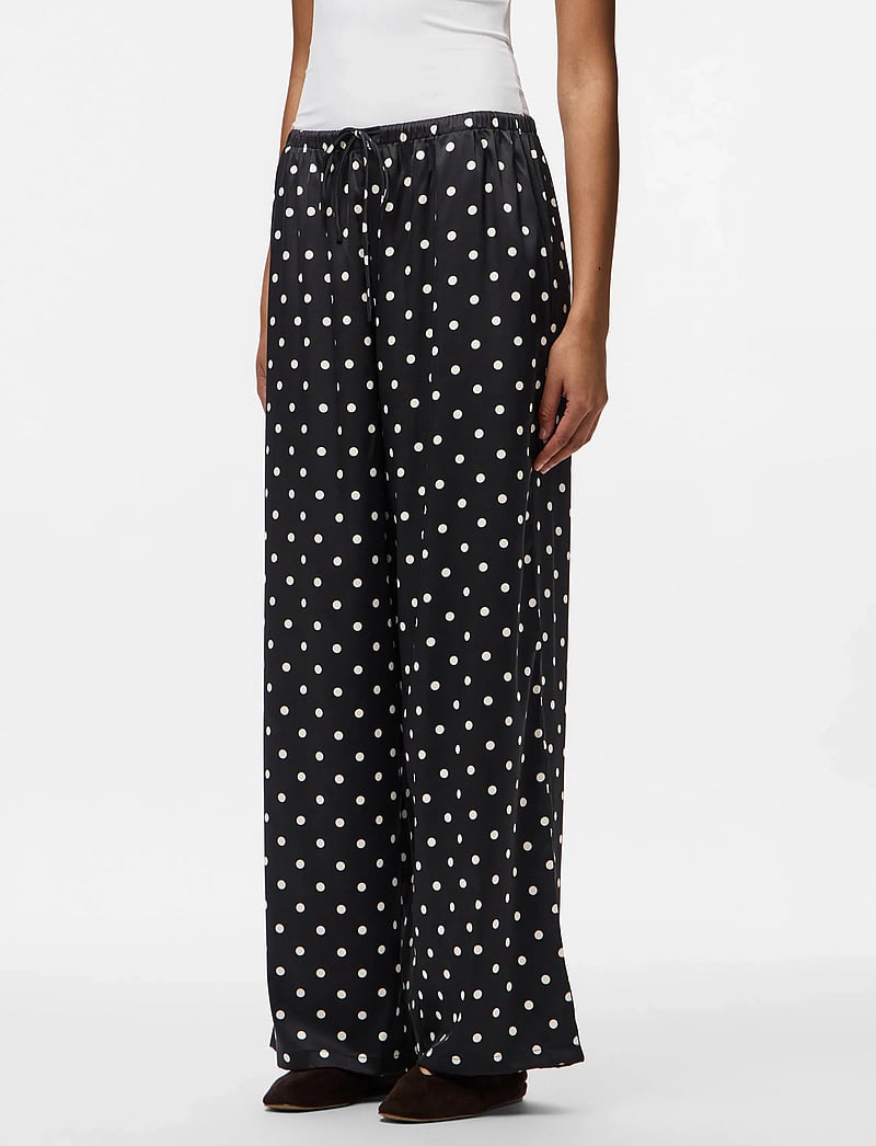 Pieces - PCJYTTA MW STRAIGHT SATIN PANTS WVN D2D - straight leg hosen - black - 0