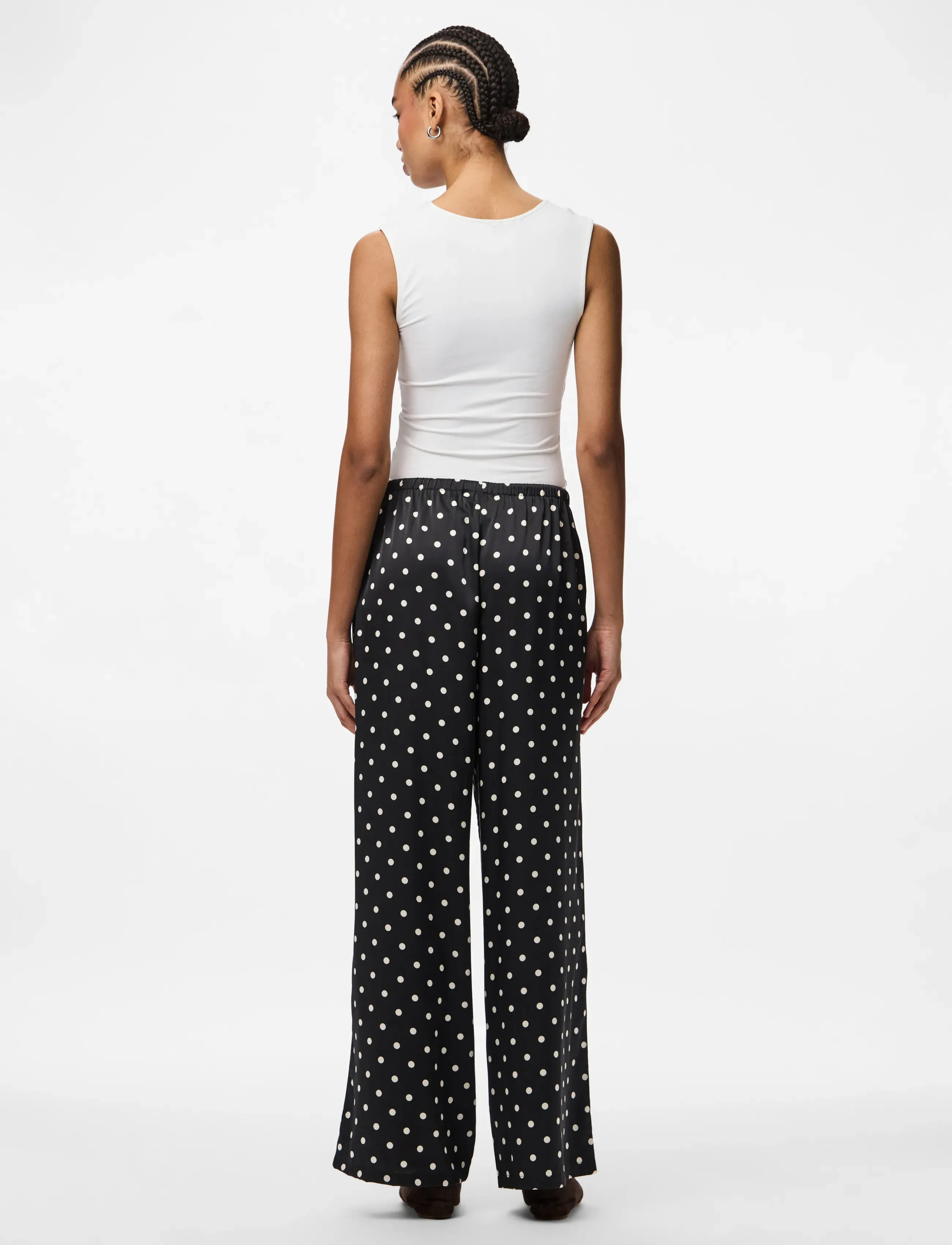 Pieces - PCJYTTA MW STRAIGHT SATIN PANTS WVN D2D - bikses ar taisnām starām - black - 4