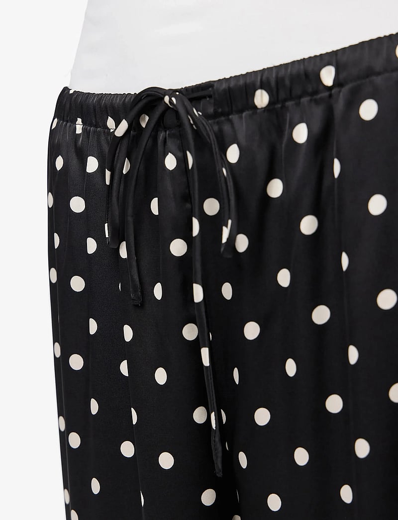 Pieces - PCJYTTA MW STRAIGHT SATIN PANTS WVN D2D - straight leg hosen - black - 5