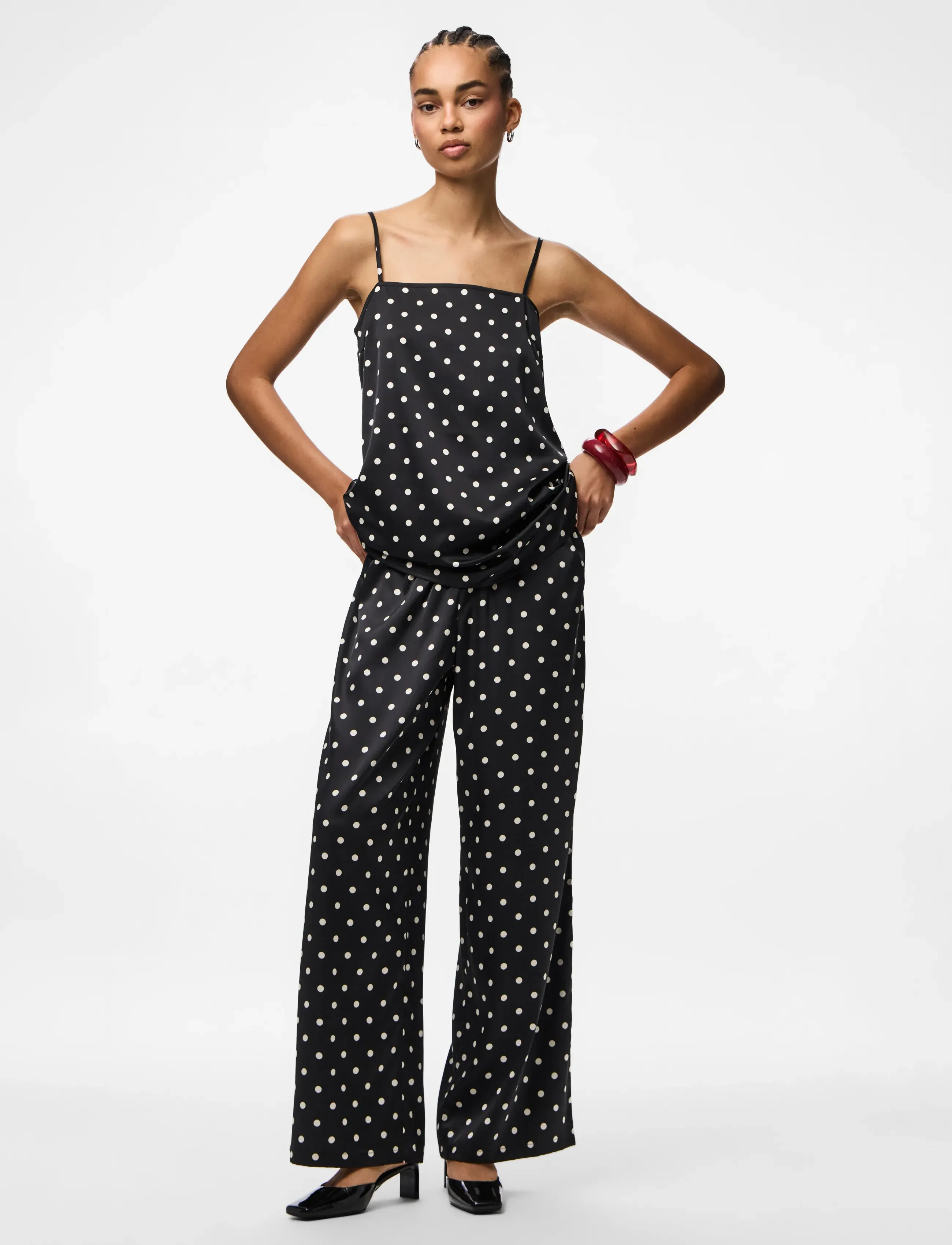 Pieces - PCJYTTA MW STRAIGHT SATIN PANTS WVN D2D - bikses ar taisnām starām - black - 3
