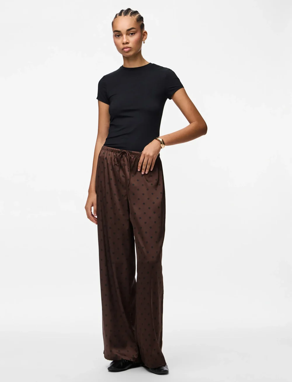 Pieces - PCJYTTA MW STRAIGHT SATIN PANTS WVN D2D - bukser med lige ben - hot fudge - 0