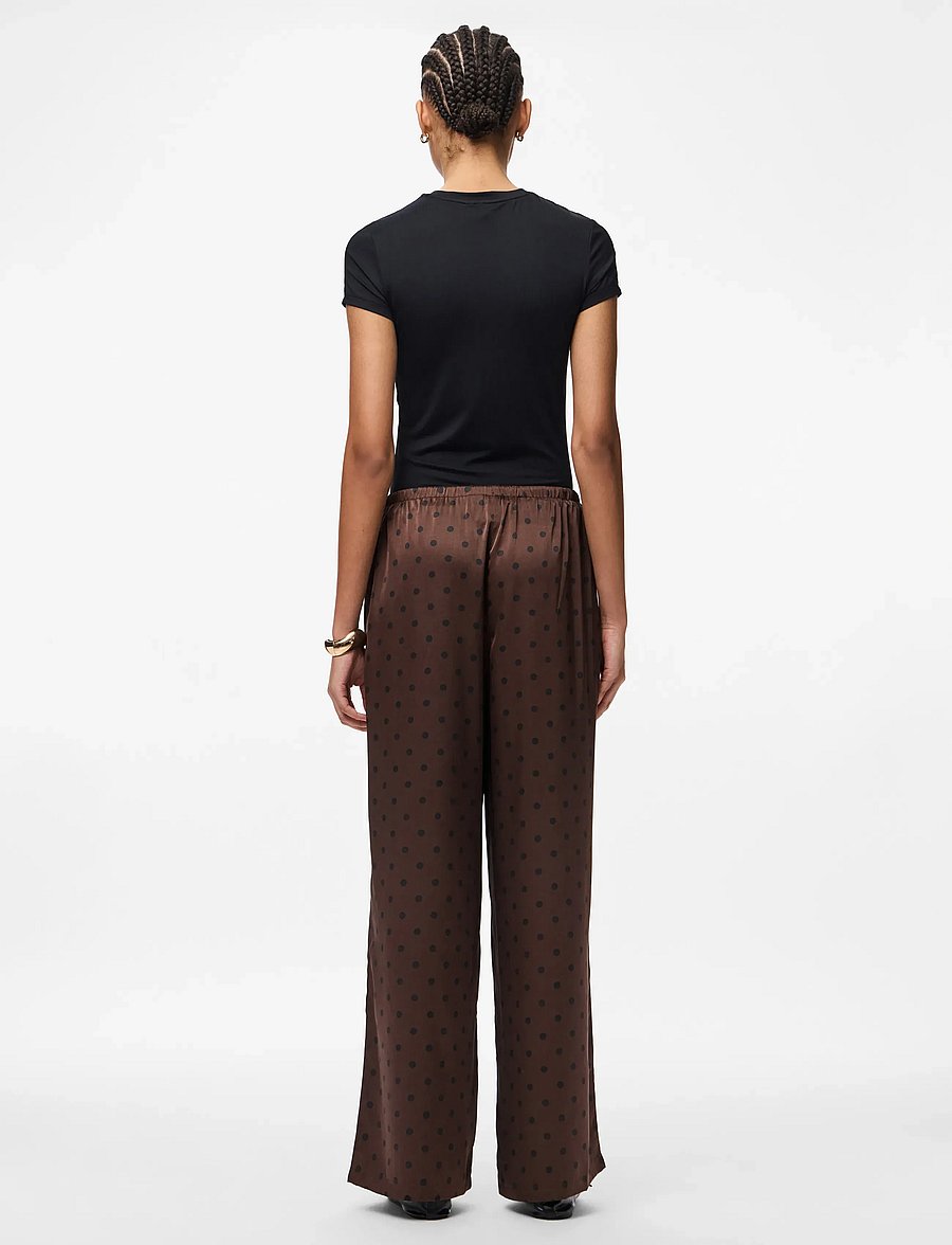 Pieces - PCJYTTA MW STRAIGHT SATIN PANTS WVN D2D - bukser med lige ben - hot fudge - 4