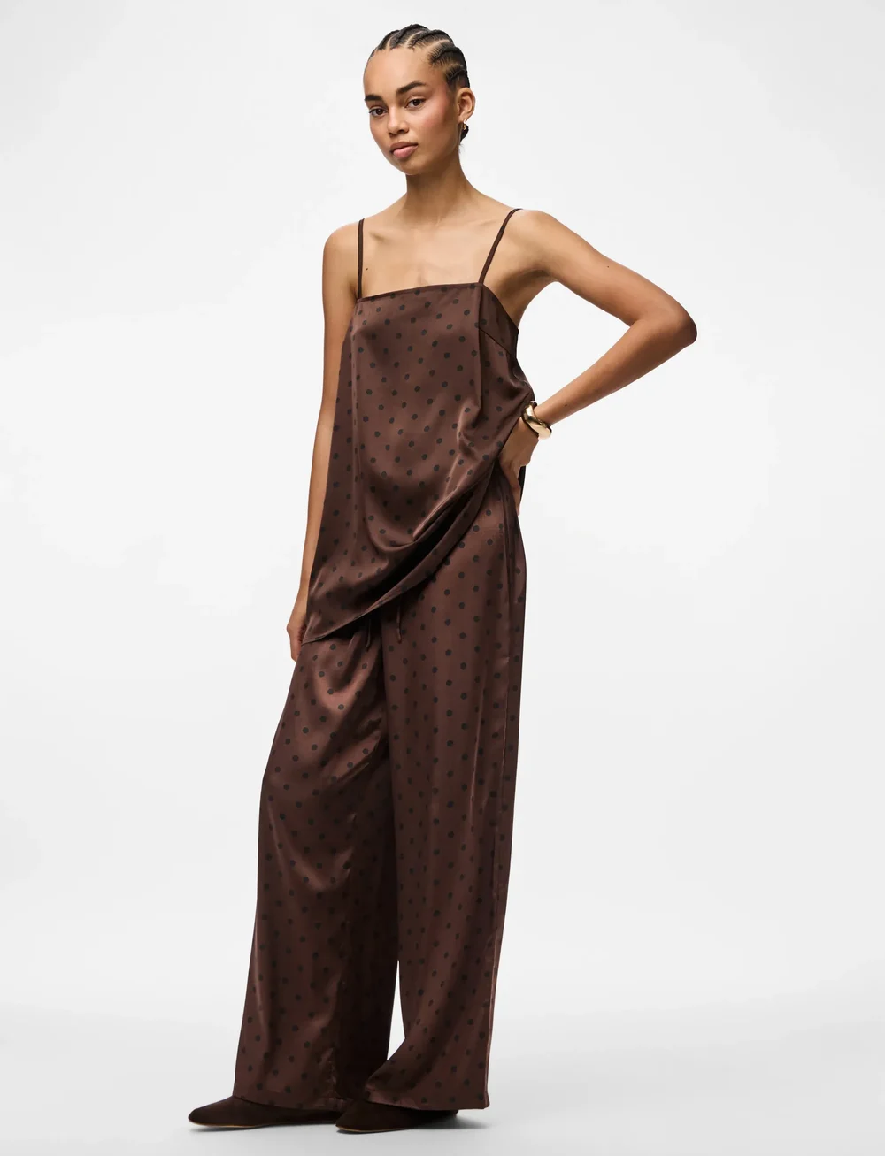 Pieces - PCJYTTA MW STRAIGHT SATIN PANTS WVN D2D - bukser med lige ben - hot fudge - 3