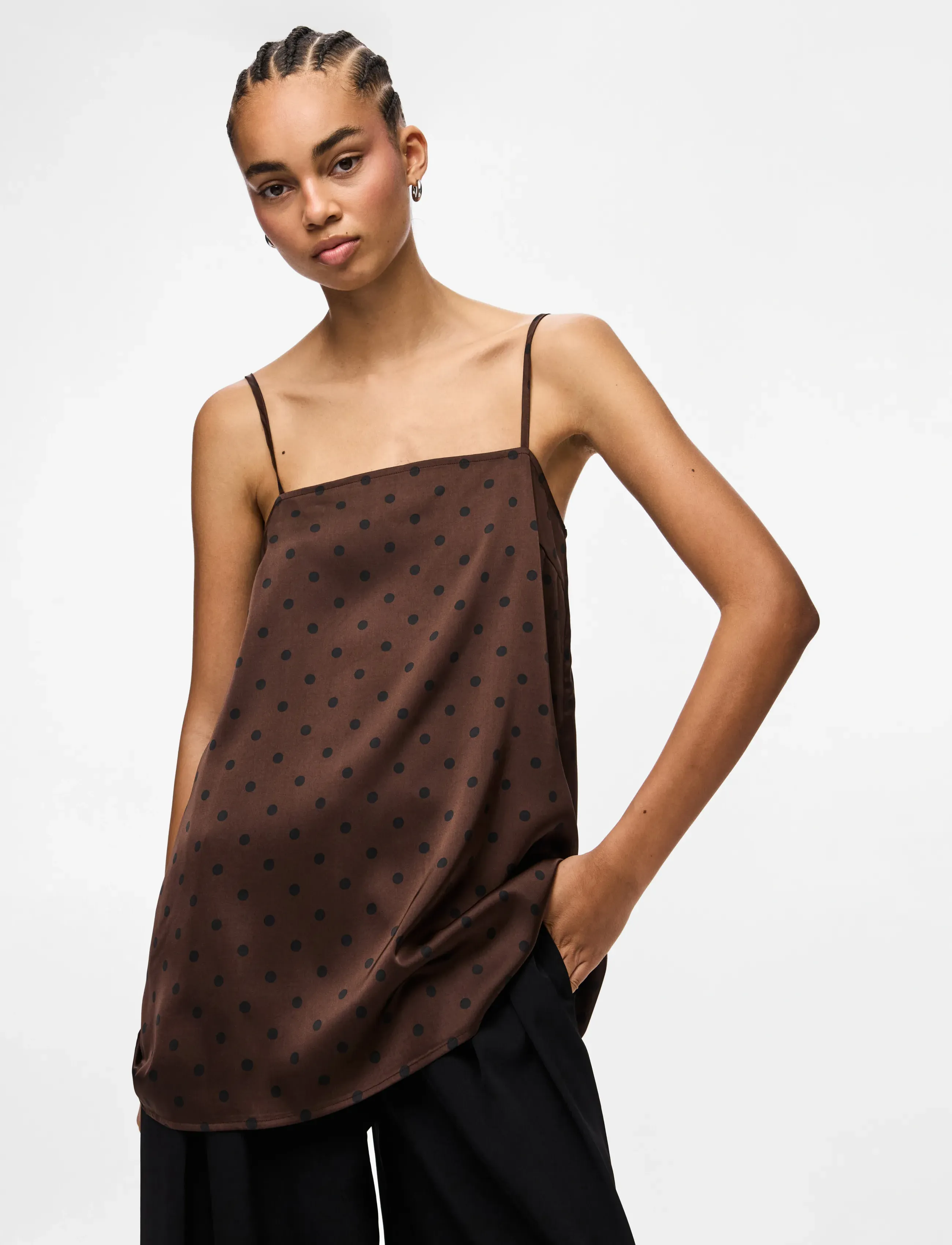 Pieces - PCJYTTA STRAP SATIN TOP WVN D2D - Ärmlösa blusar - hot fudge - 4