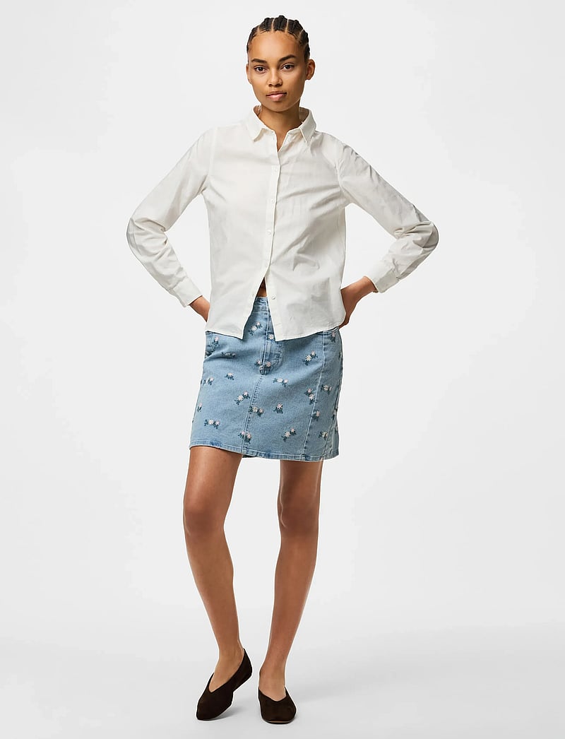 Pieces - PCFLORA HW SHORT DENIM EMB SKIRT NOOS - denimnederdele - light blue denim - 4