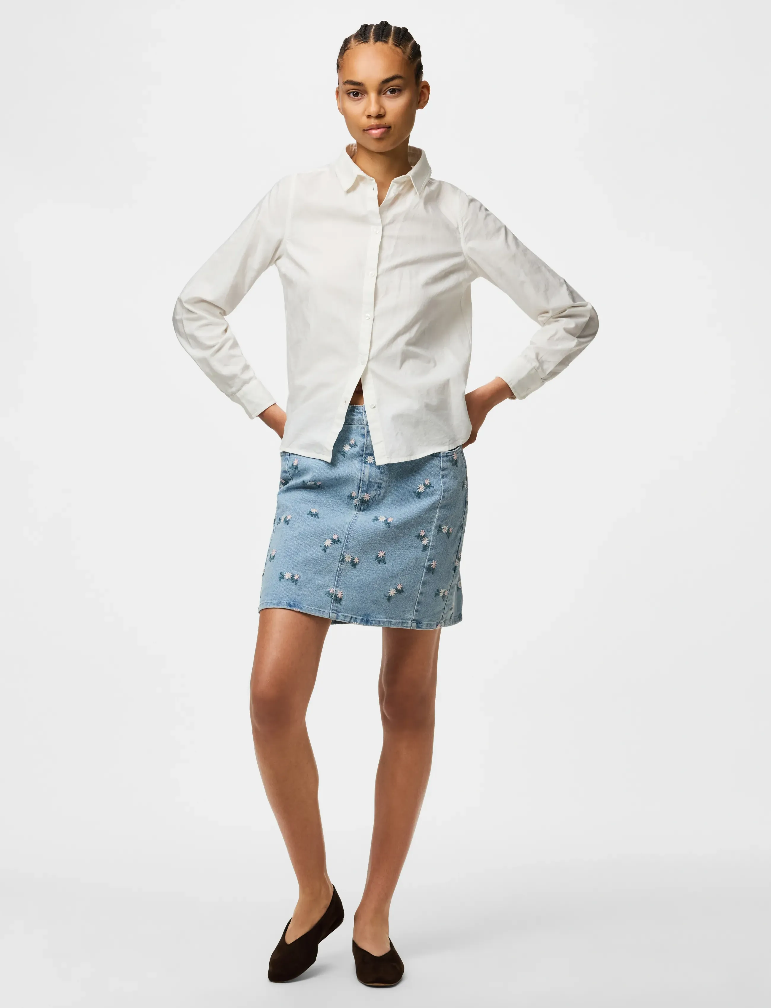 Pieces - PCFLORA HW SHORT DENIM EMB SKIRT NOOS - teksaseelikud - light blue denim - 4